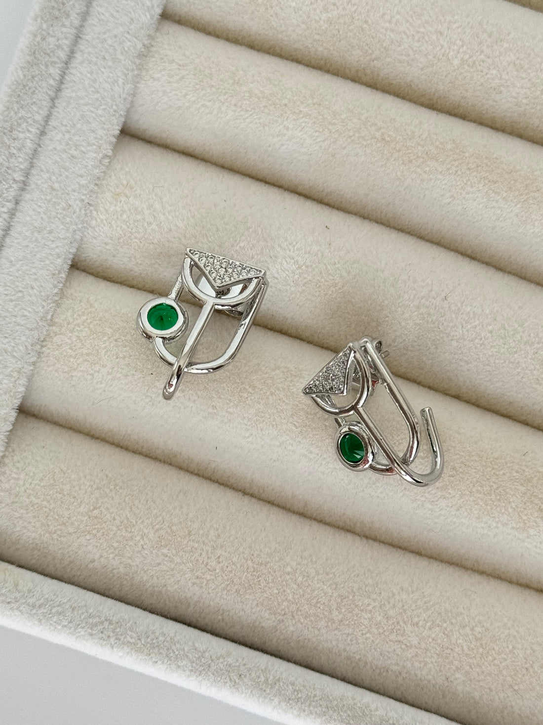 İTHAL YEŞİL TAŞ DETAYLI SİLVER KÜPE