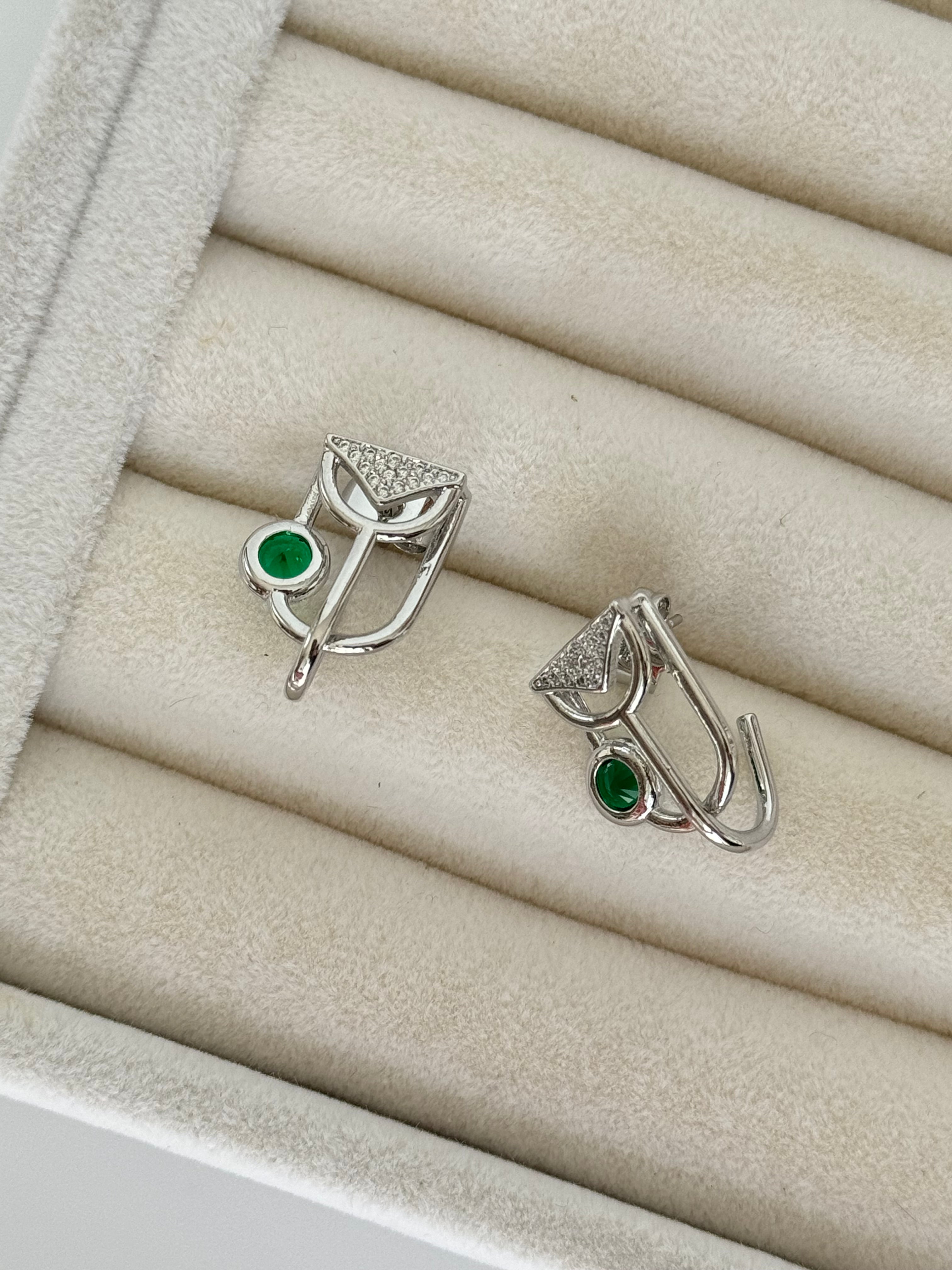 İTHAL YEŞİL TAŞ DETAYLI SİLVER KÜPE