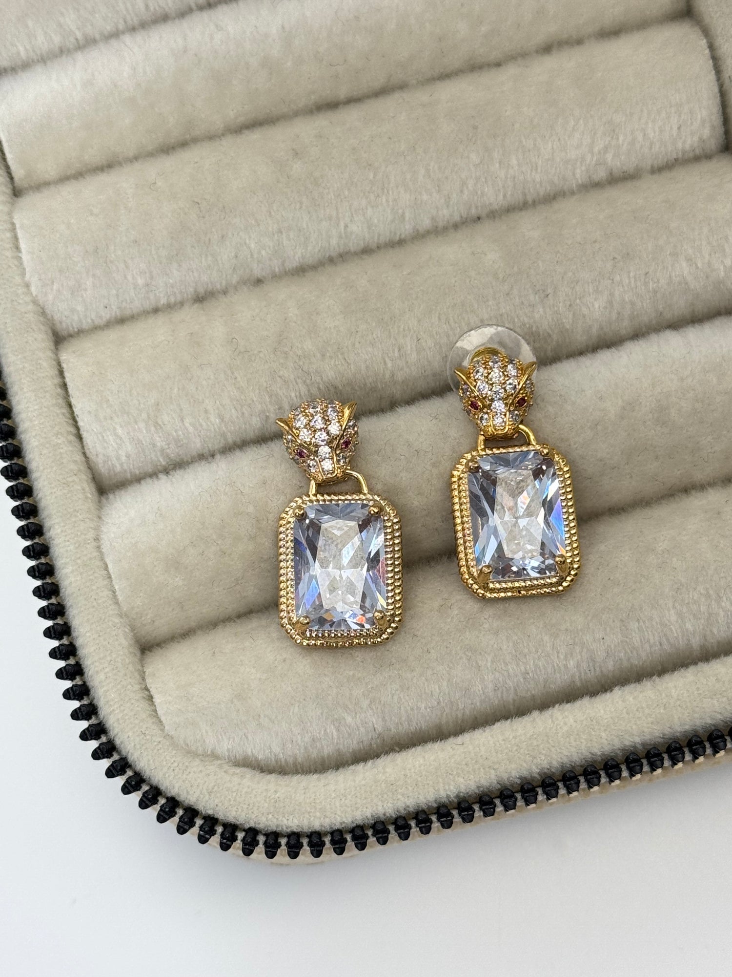 İTHAL KAPLAN DETAYLI BEYAZ TAŞLI GOLD KÜPE