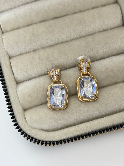 İTHAL KAPLAN DETAYLI BEYAZ TAŞLI GOLD KÜPE