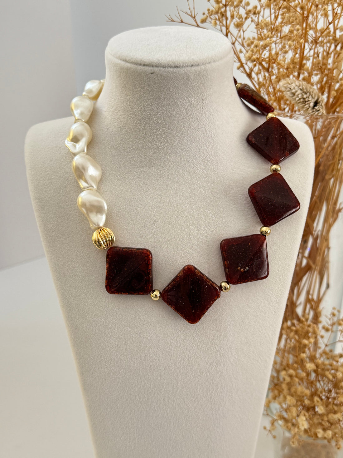 İTHAL KAHVERENGİ ÜÇGEN DETAYLI İNCİLİ KOLYE