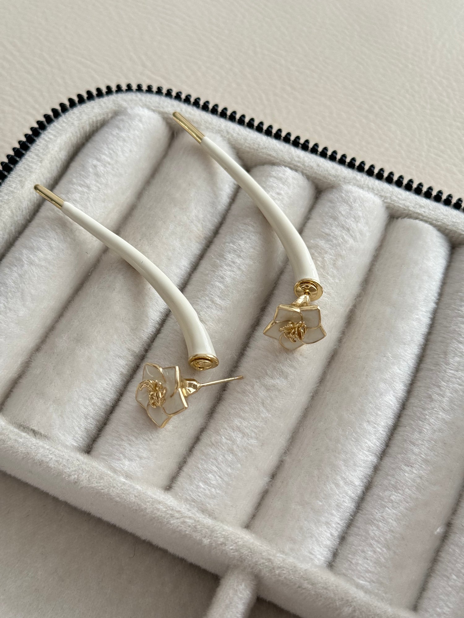 İTHAL BEYAZ MİNELİ ÇİÇEK DETAYLI  MARKA MODEL GOLD KÜPE