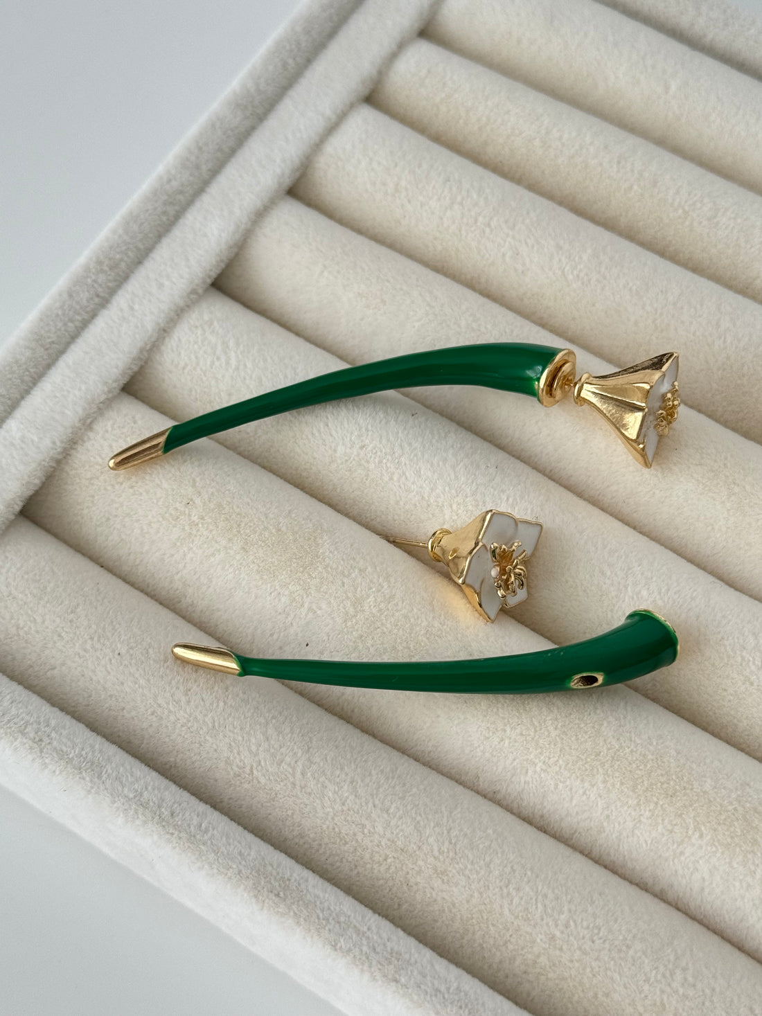 İTHAL YEŞİL MİNELİ ÇİÇEK DETAYLI  MARKA MODEL GOLD KÜPE