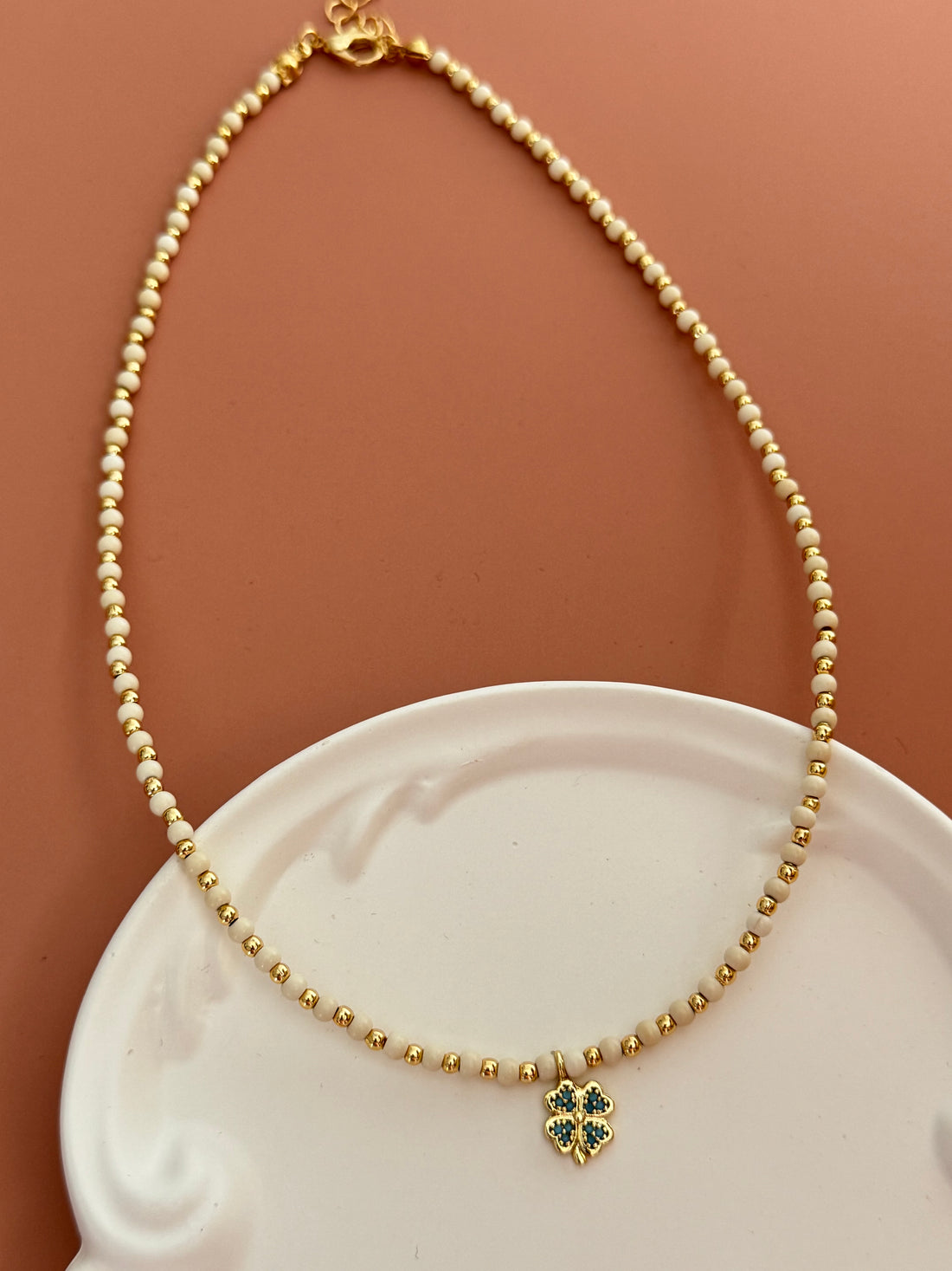 SUNA YONCALI KREM BONCUKLU ALTIN KAPLAMA DETAYLI KOLYE