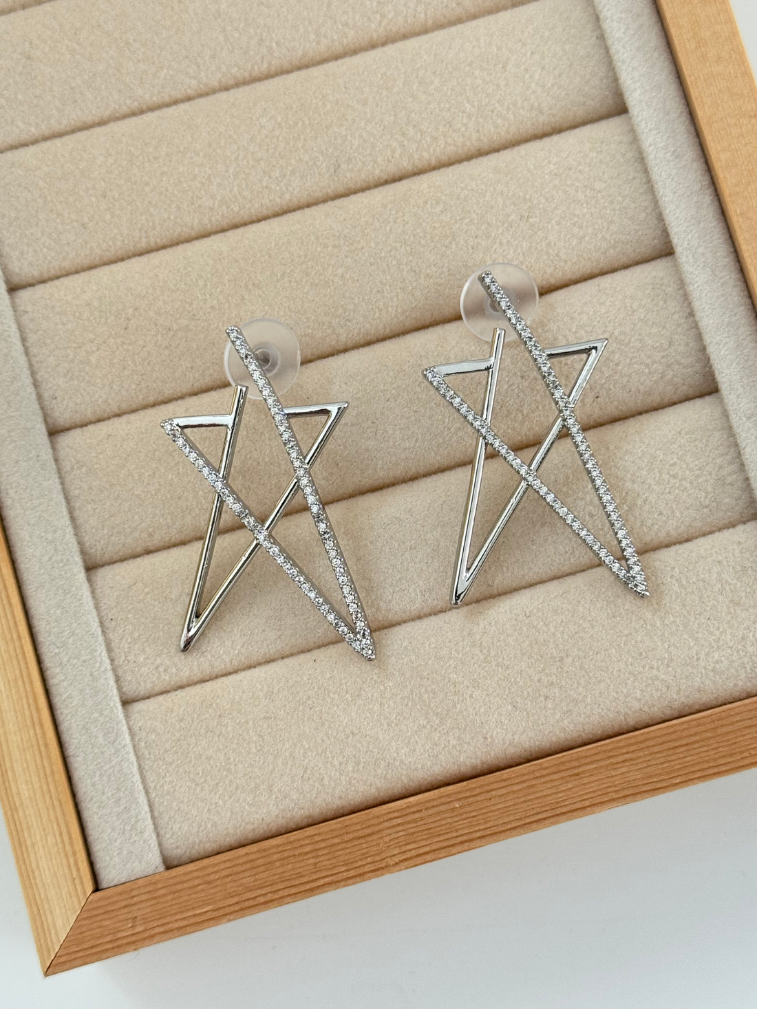 NİRAE YILDIZ DETAYLI SİLVER KÜPE