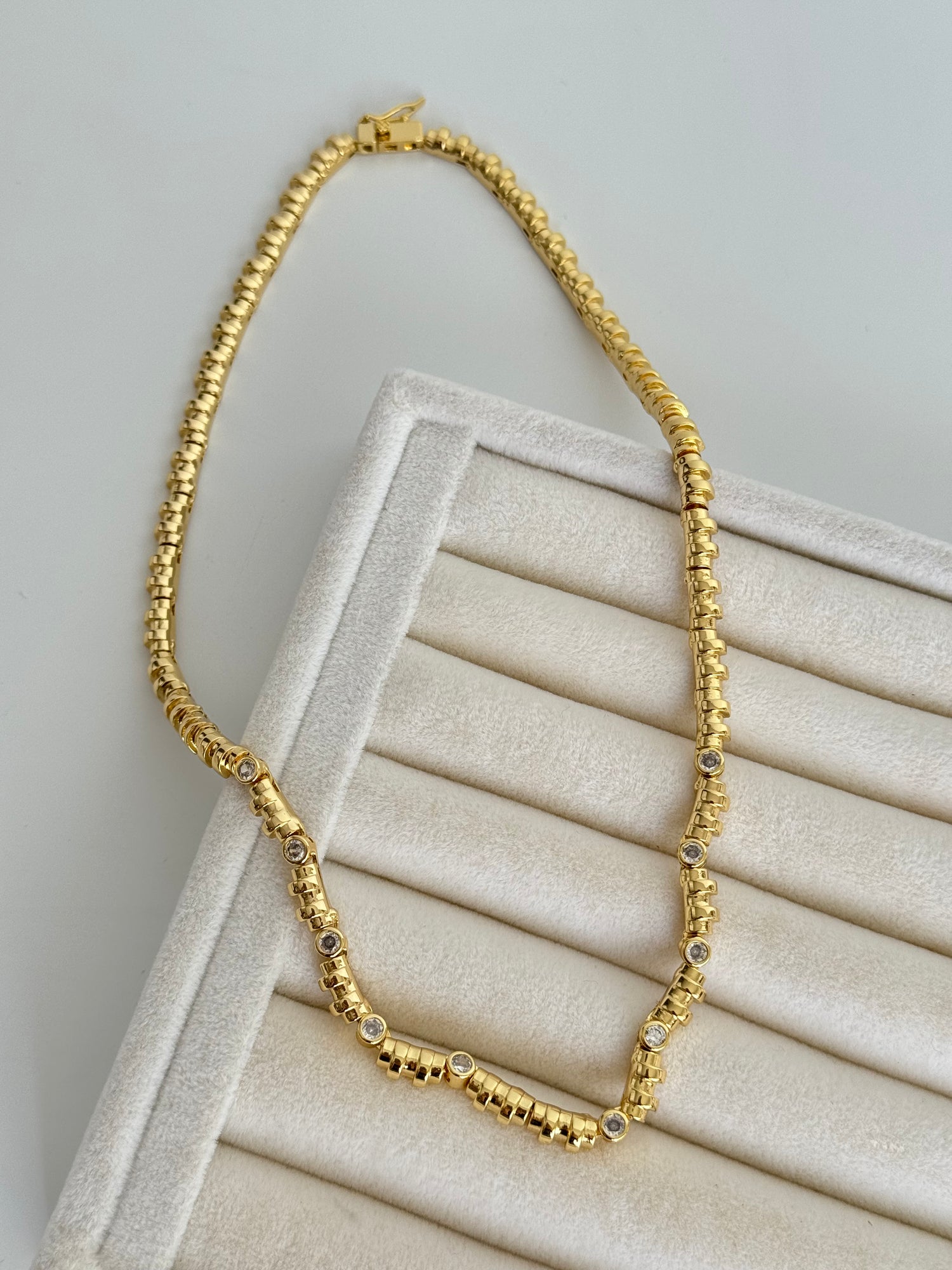 İTHAL TAŞ DETAYLI GOLD KOLYE