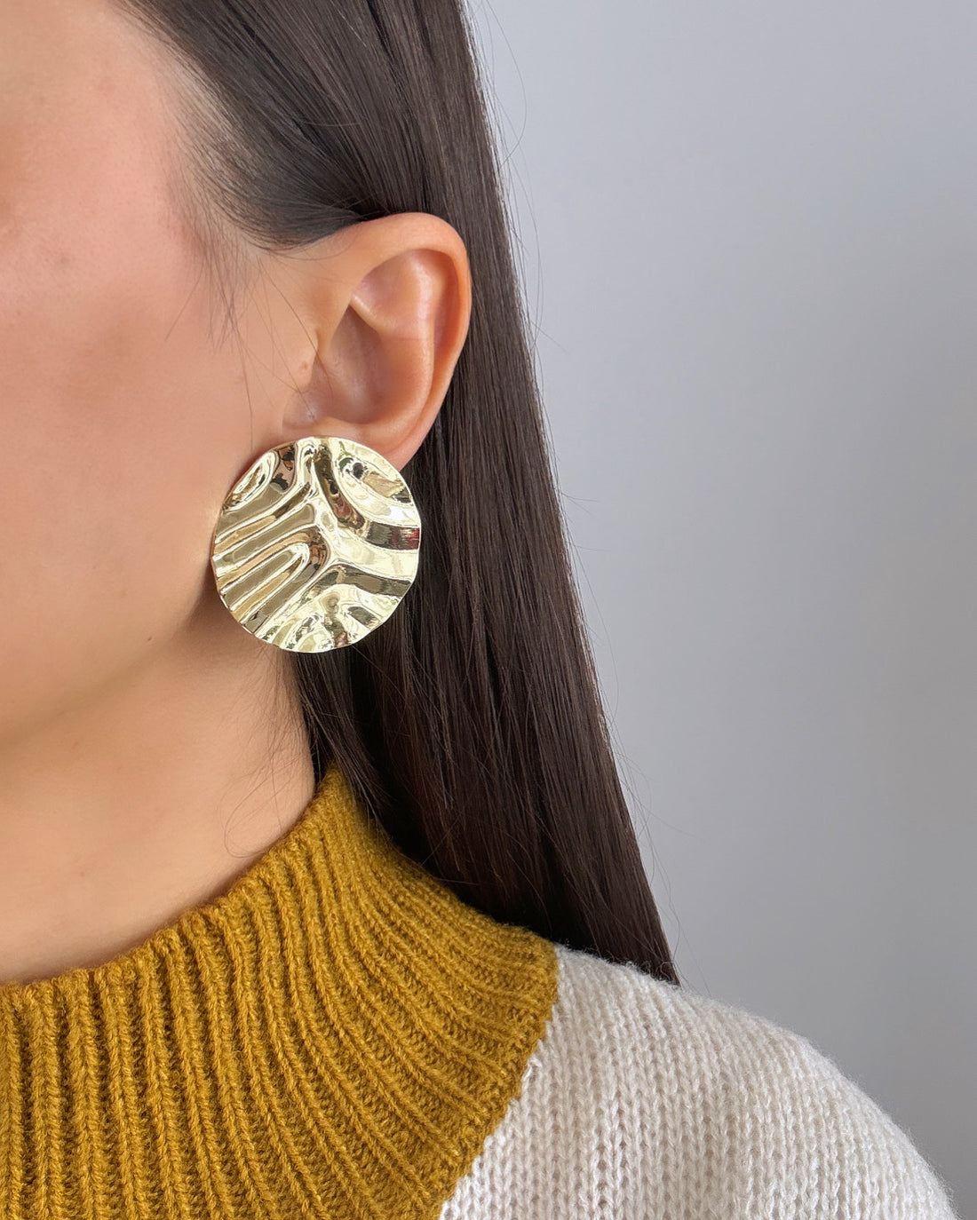 İTHAL OVAL FORM DESENLİ GOLD KÜPE