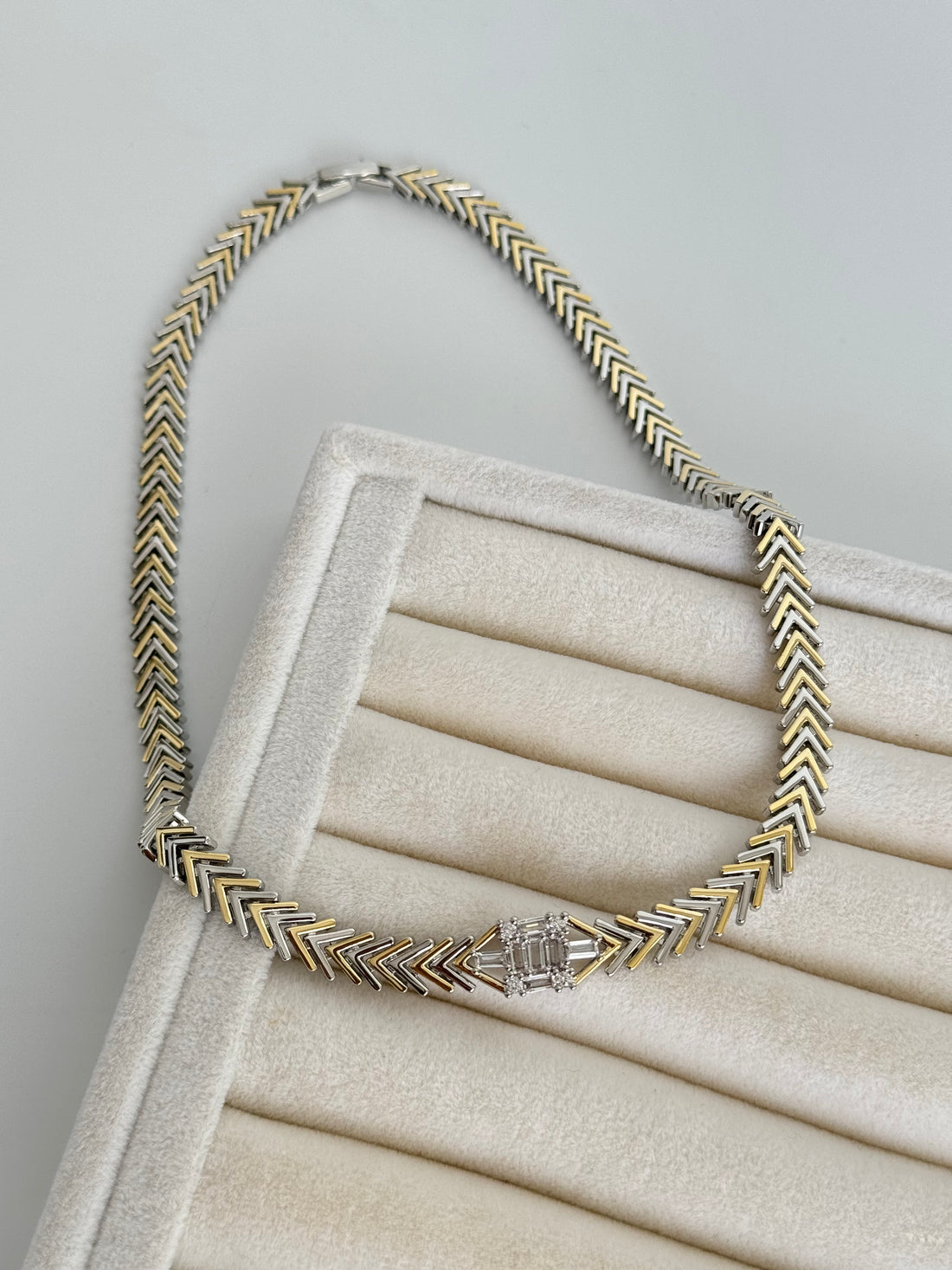 İTHAL BAGET TAŞLI KILÇIK DETAYLI ÇİFT RENK CHOKER KOLYE