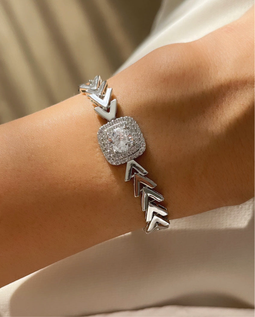 İTHAL BAGET TAŞLI KILÇIKLI SİLVER BİLEKLİK