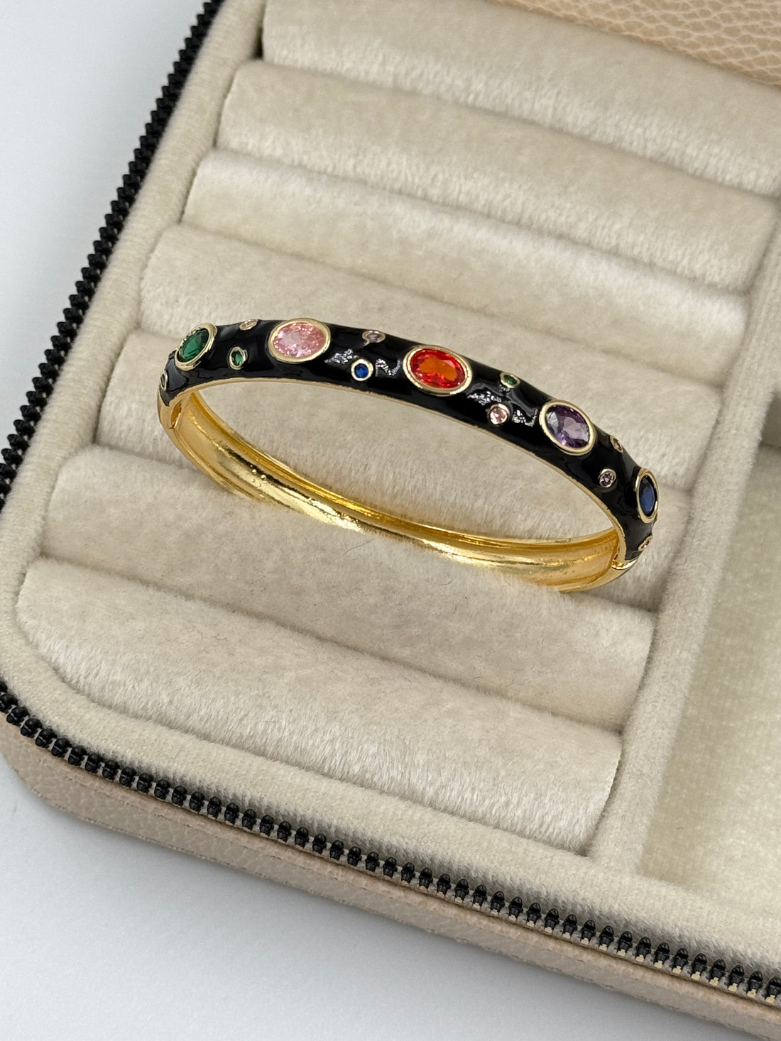 İTHAL SİYAH MİNELİ RENKLİ TAŞ DETAYLI GOLD KELEPÇE BİLEZİK