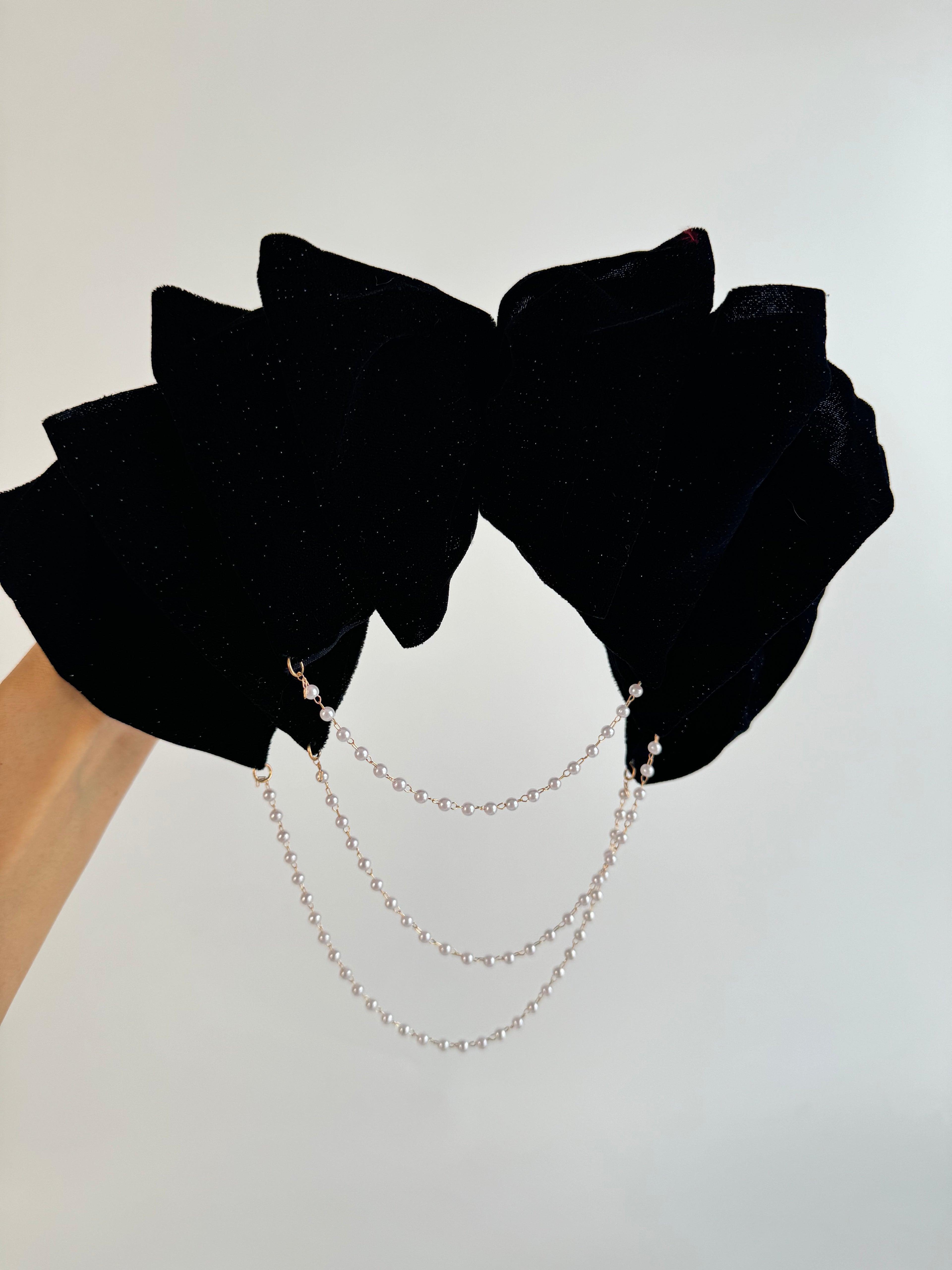 İTHAL SİYAH KADİFE SALLANTILI İNCİ DETAYLI TOKA