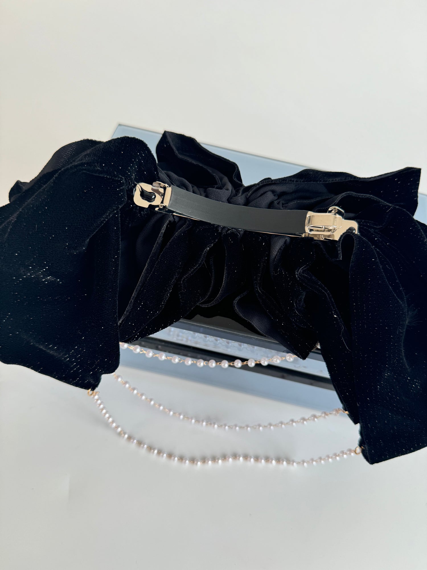 İTHAL SİYAH KADİFE SALLANTILI İNCİ DETAYLI TOKA