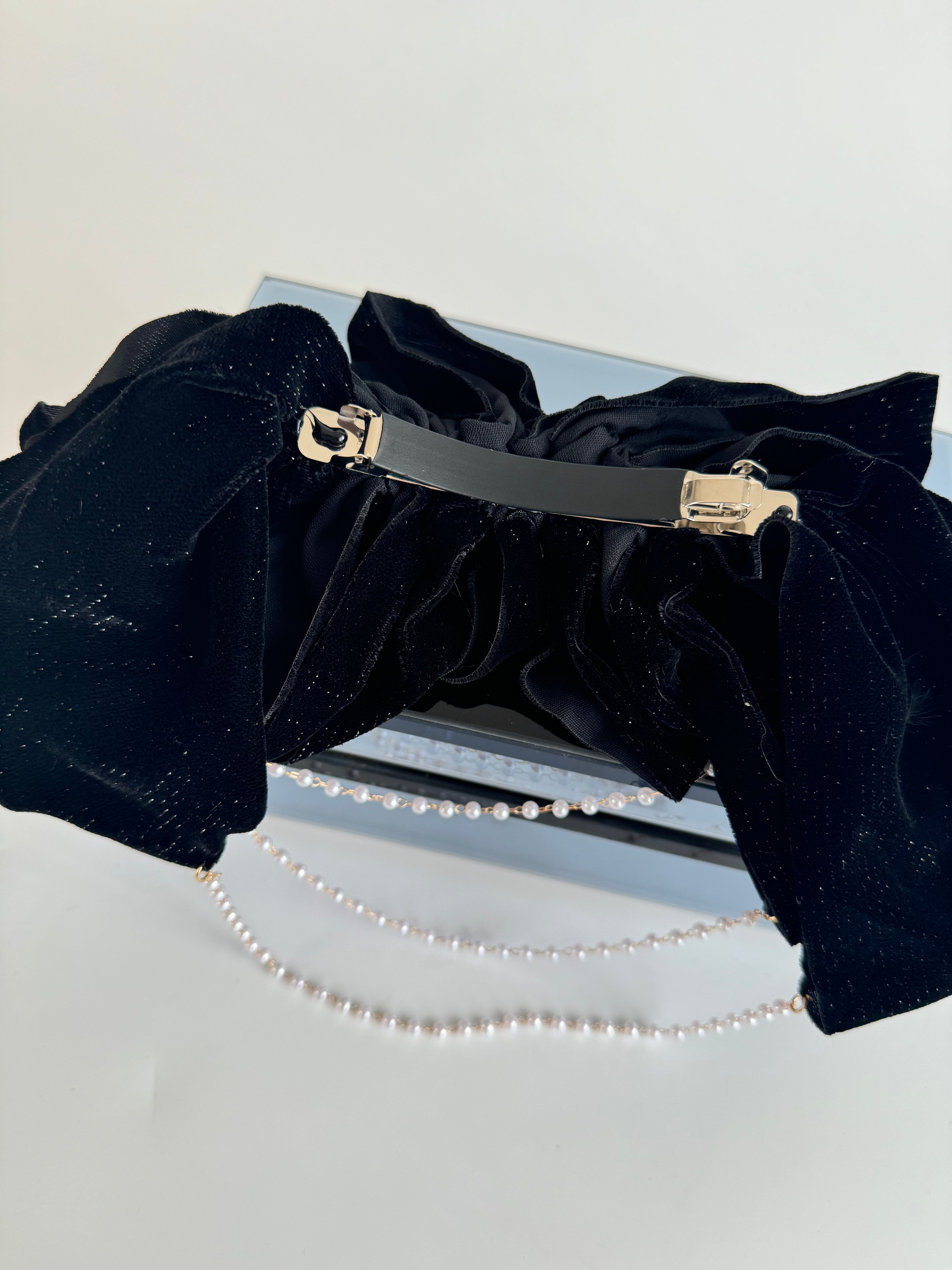 İTHAL SİYAH KADİFE SALLANTILI İNCİ DETAYLI TOKA