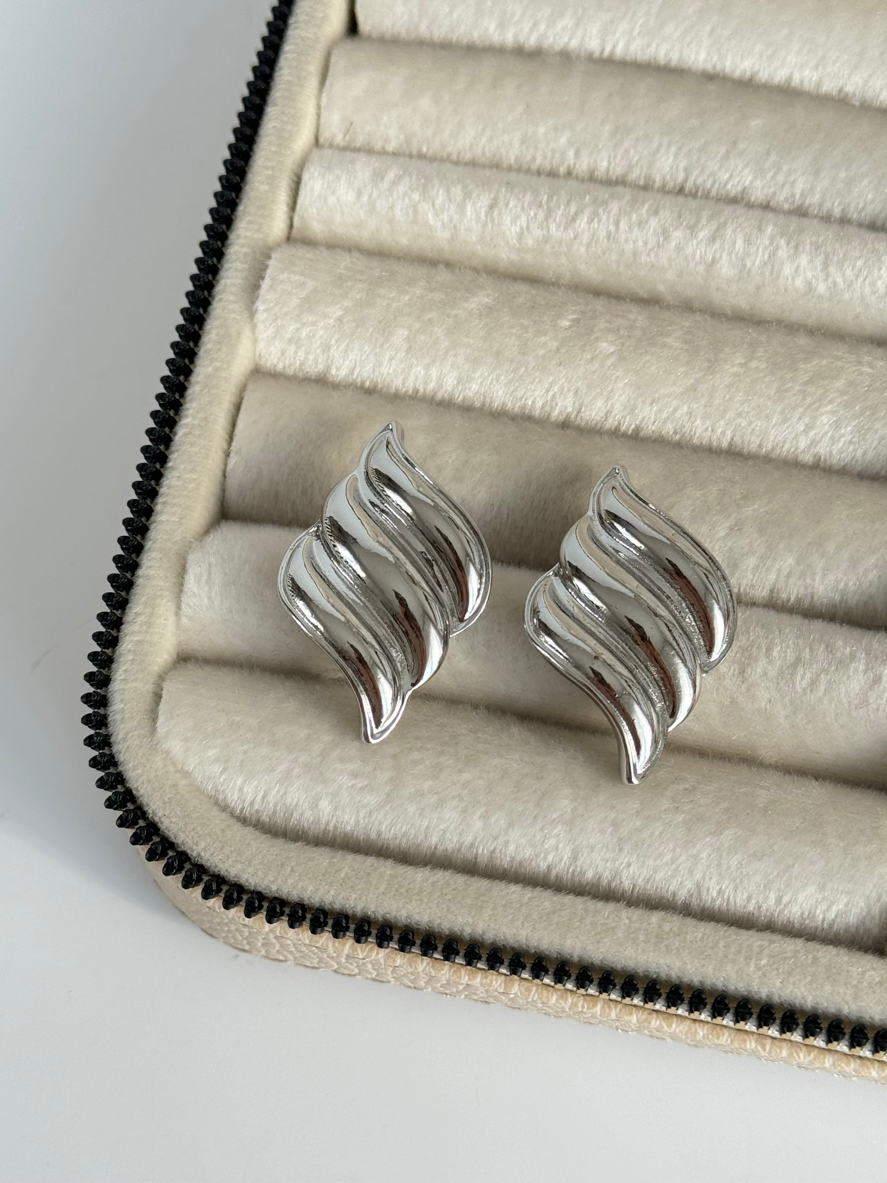 İTHAL DALGA DESENLİ SİLVER KÜPE