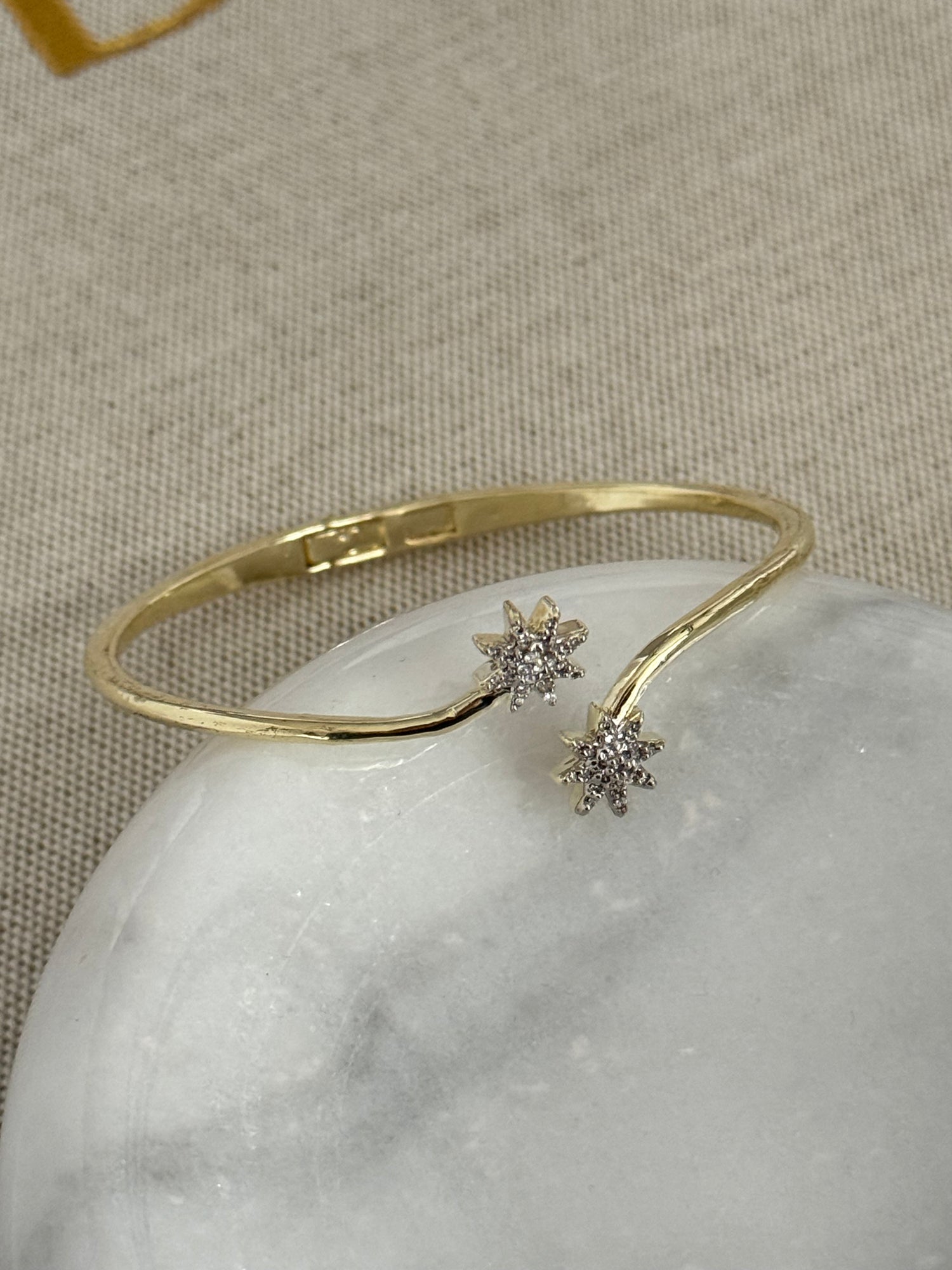 LİVİA YILDIZ DETAYLI GOLD KELEPÇE BİLEZİK BİLEKLİK