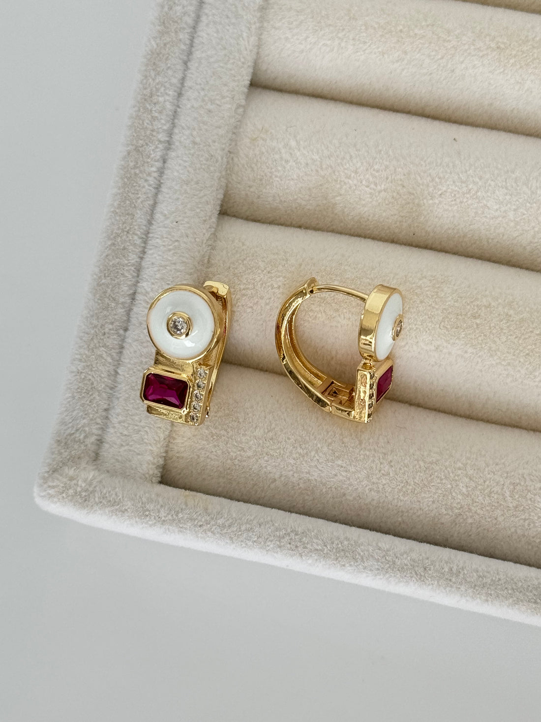 İTHAL BEYAZ MİNELİ KIRMIZI TAŞ DETAYLI GOLD KÜPE