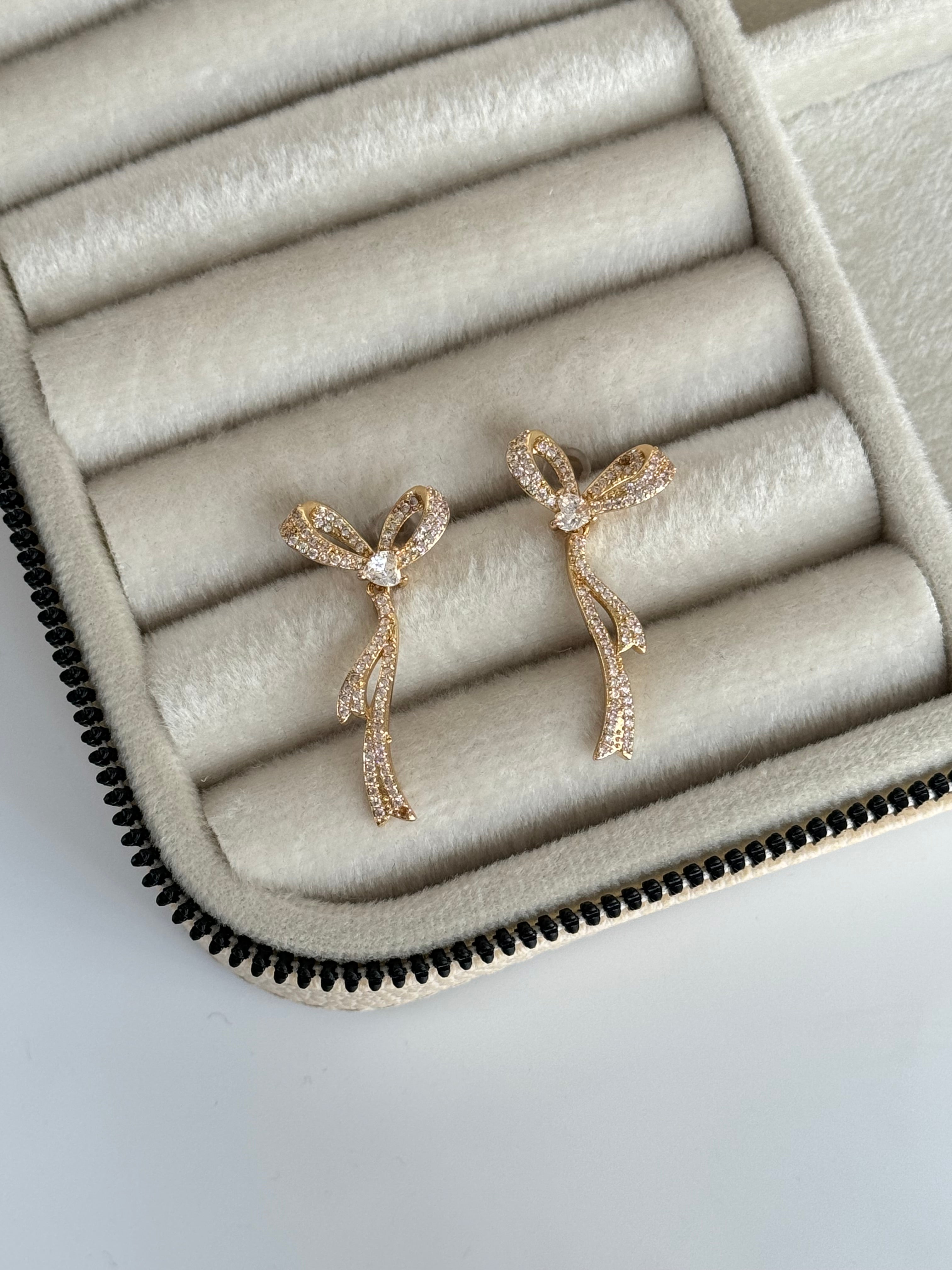 İTHAL TAŞLI FİYONK DETAYLI GOLD KÜPE