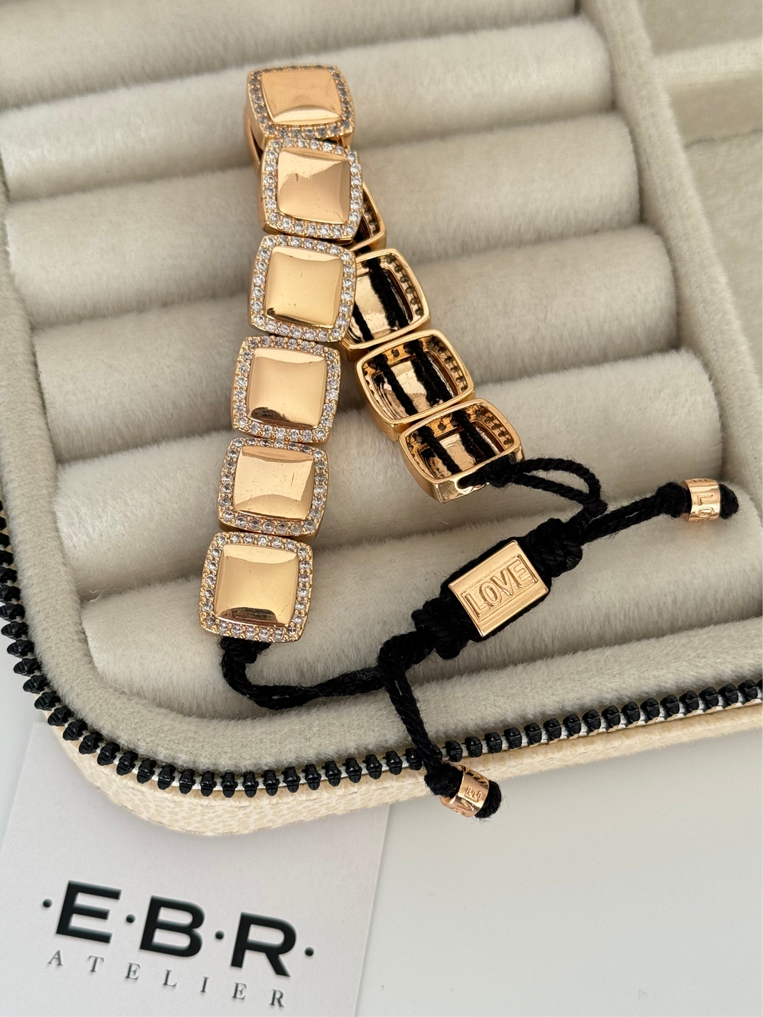 İTHAL KARE TAŞ DETAYLI GOLD SİYAH İPLİ BİLEKLİK