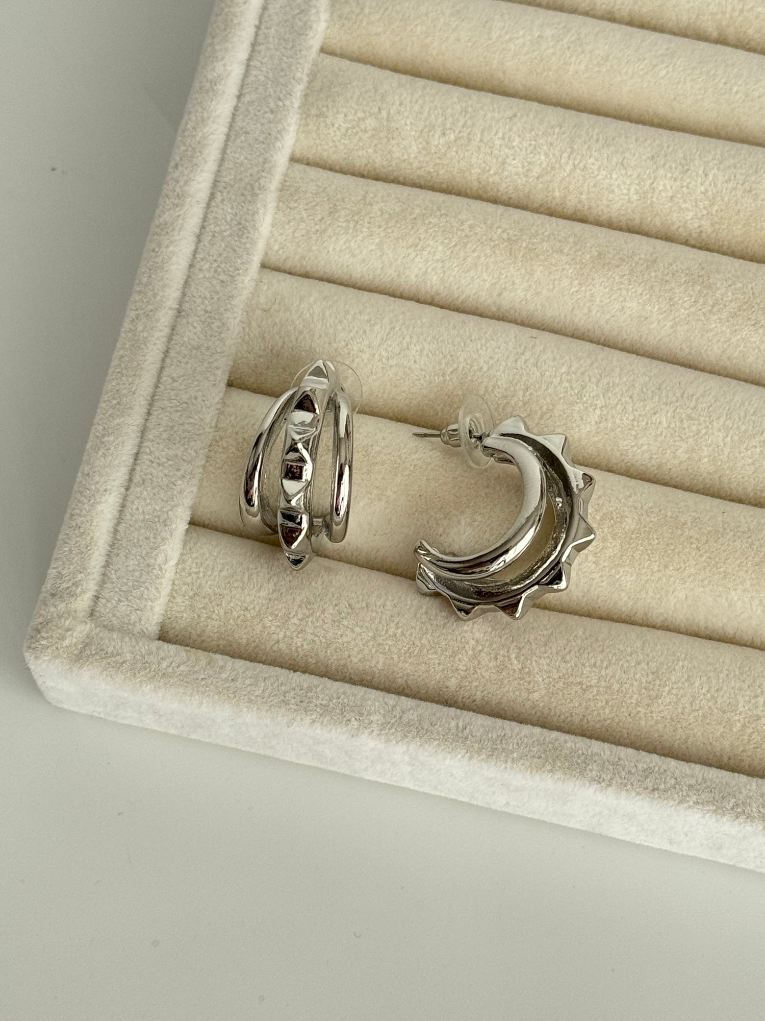 İTHAL ÇİVİ DETAYLI SİLVER KÜPE