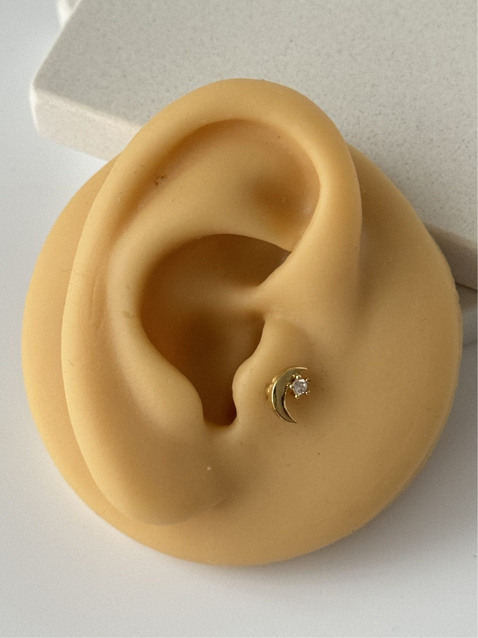 AY TRAGUS PİERCİNG