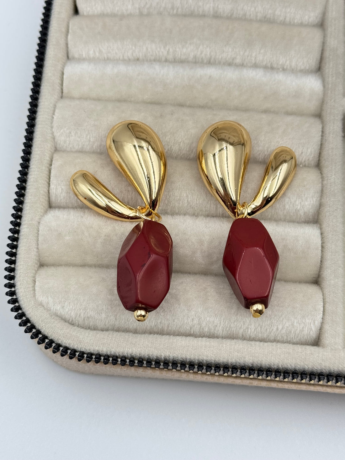 İTHAL BORDO DETAYLI GOLD PLAKALI KÜPE