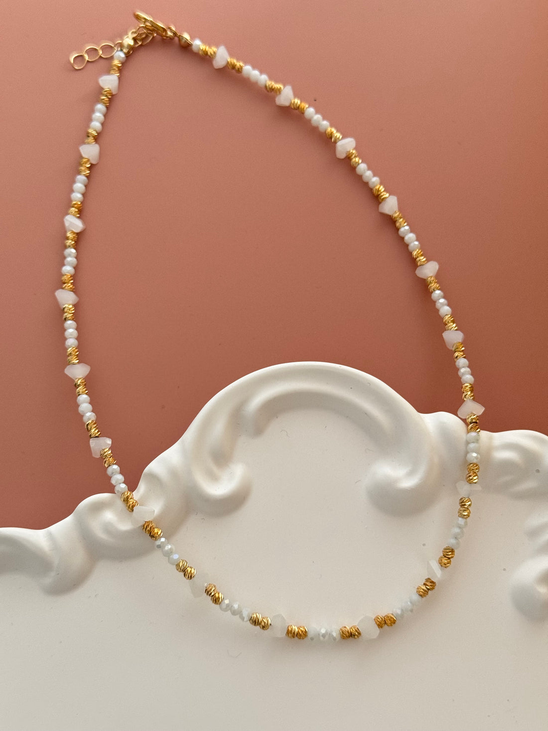 MİVA BEYAZ DOĞAL TAŞ DETAYLI ALTIN KAPLAMA DORİKALI KOLYE