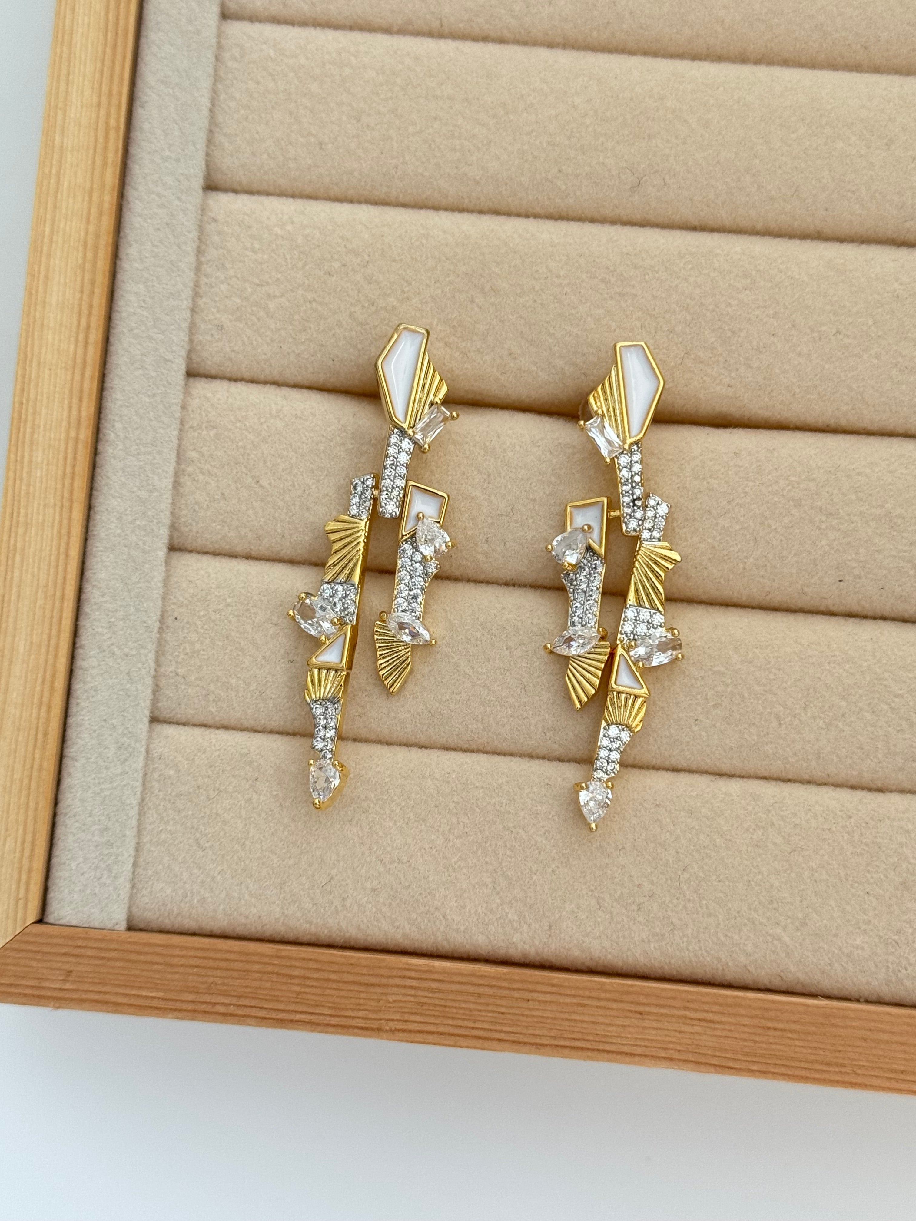 VİRE TAŞ DETAYLI GOLD KÜPE