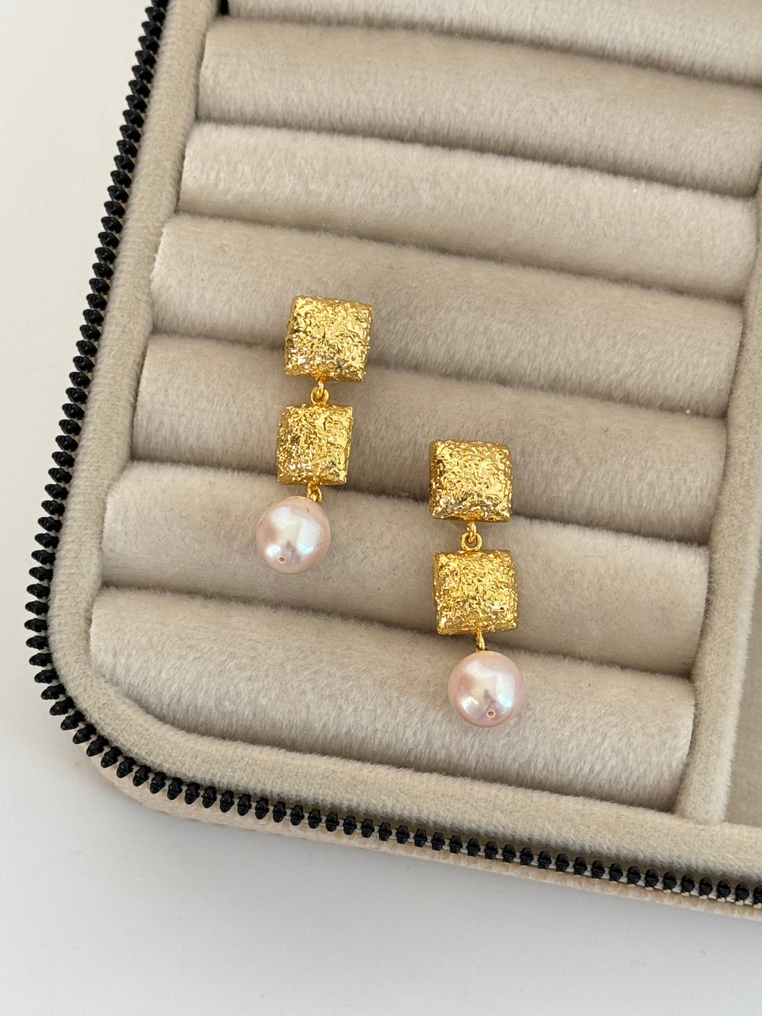 İNCİ DETAYLI ALTIN KAPLAMA KÜPE