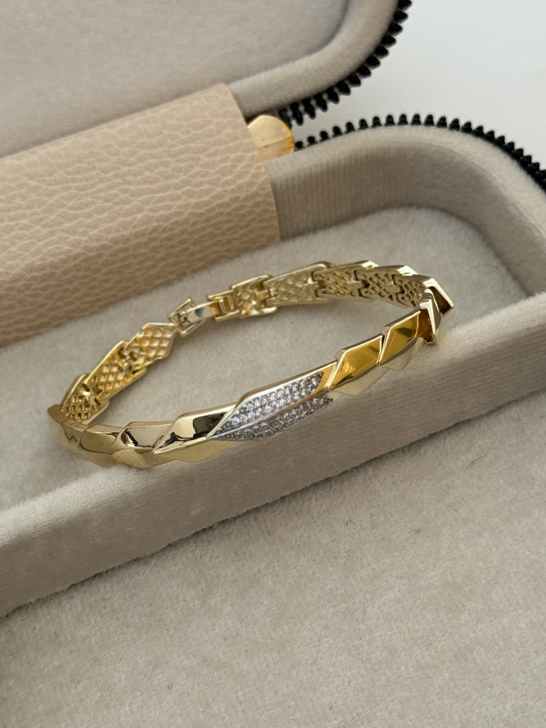 LERA TAŞ DETAYLI HOLD BİLEKLİK