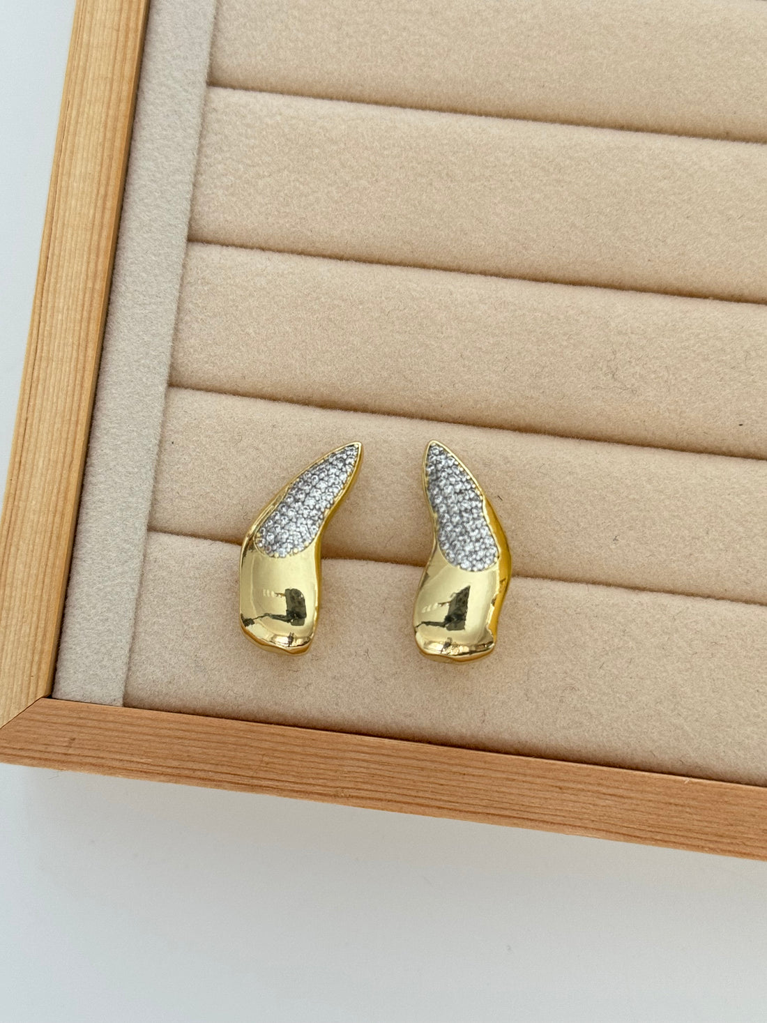 AUREZA TAŞ DETAYLI GOLD KÜPE