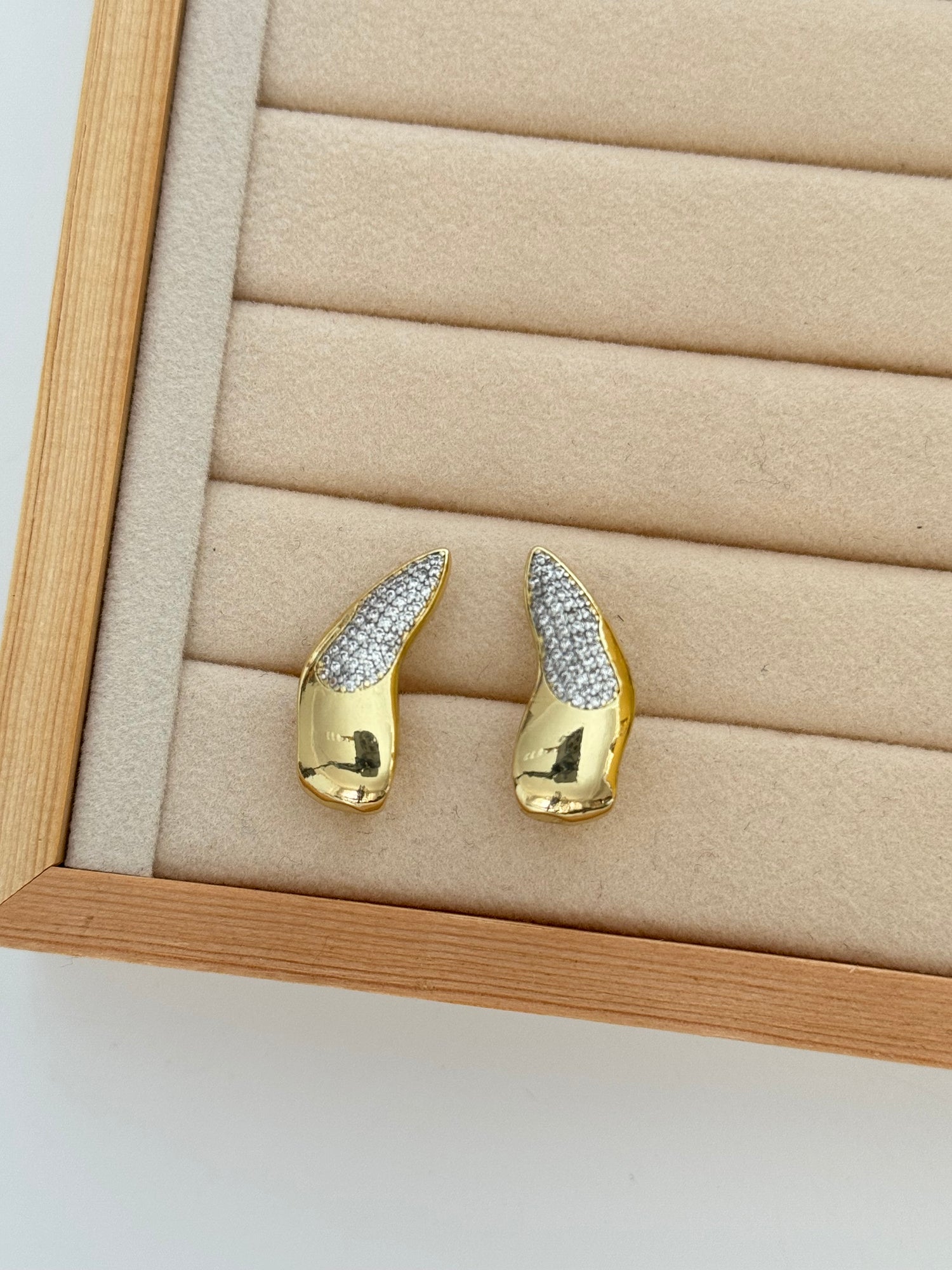 AUREZA TAŞ DETAYLI GOLD KÜPE