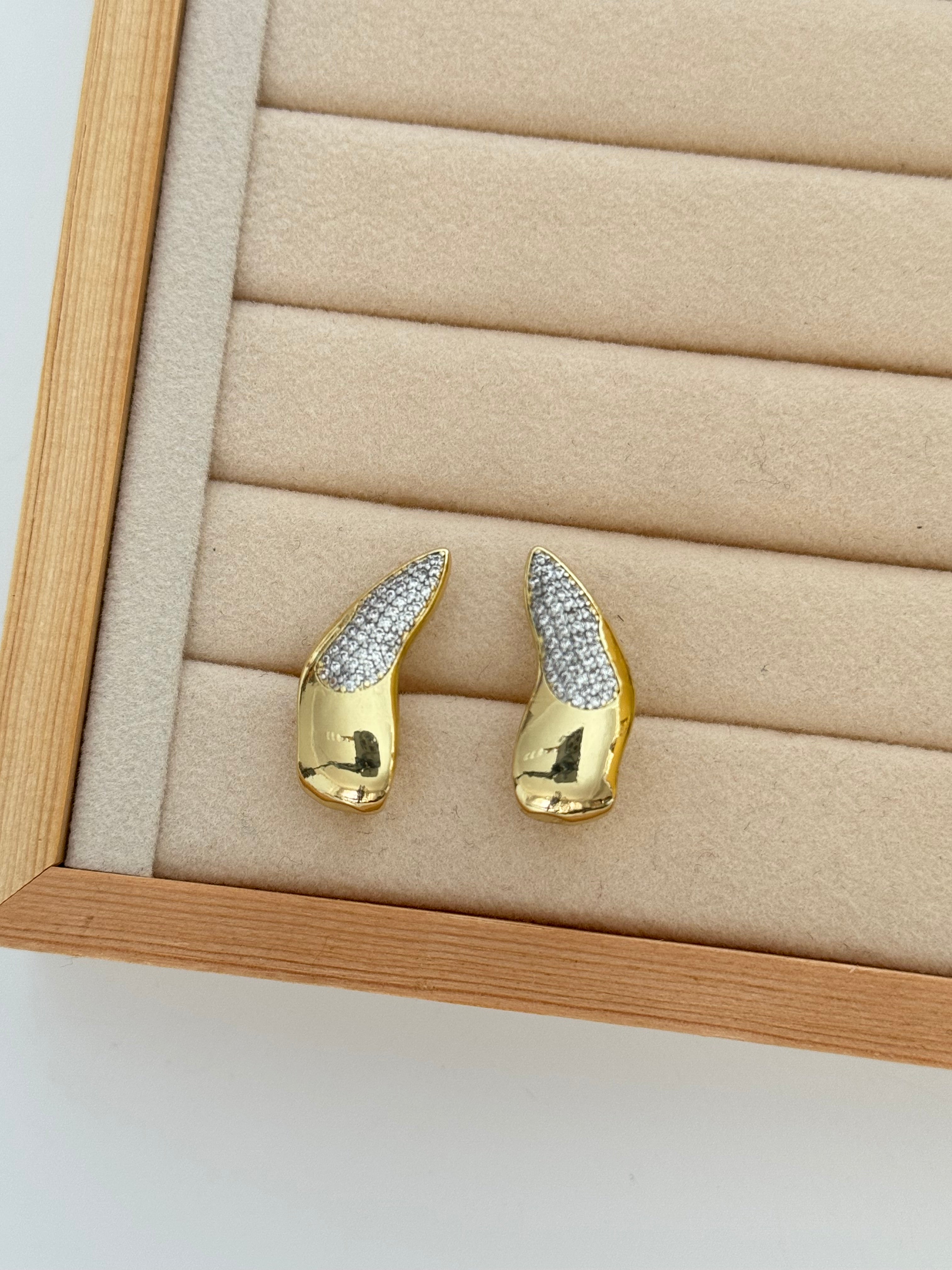 AUREZA TAŞ DETAYLI GOLD KÜPE