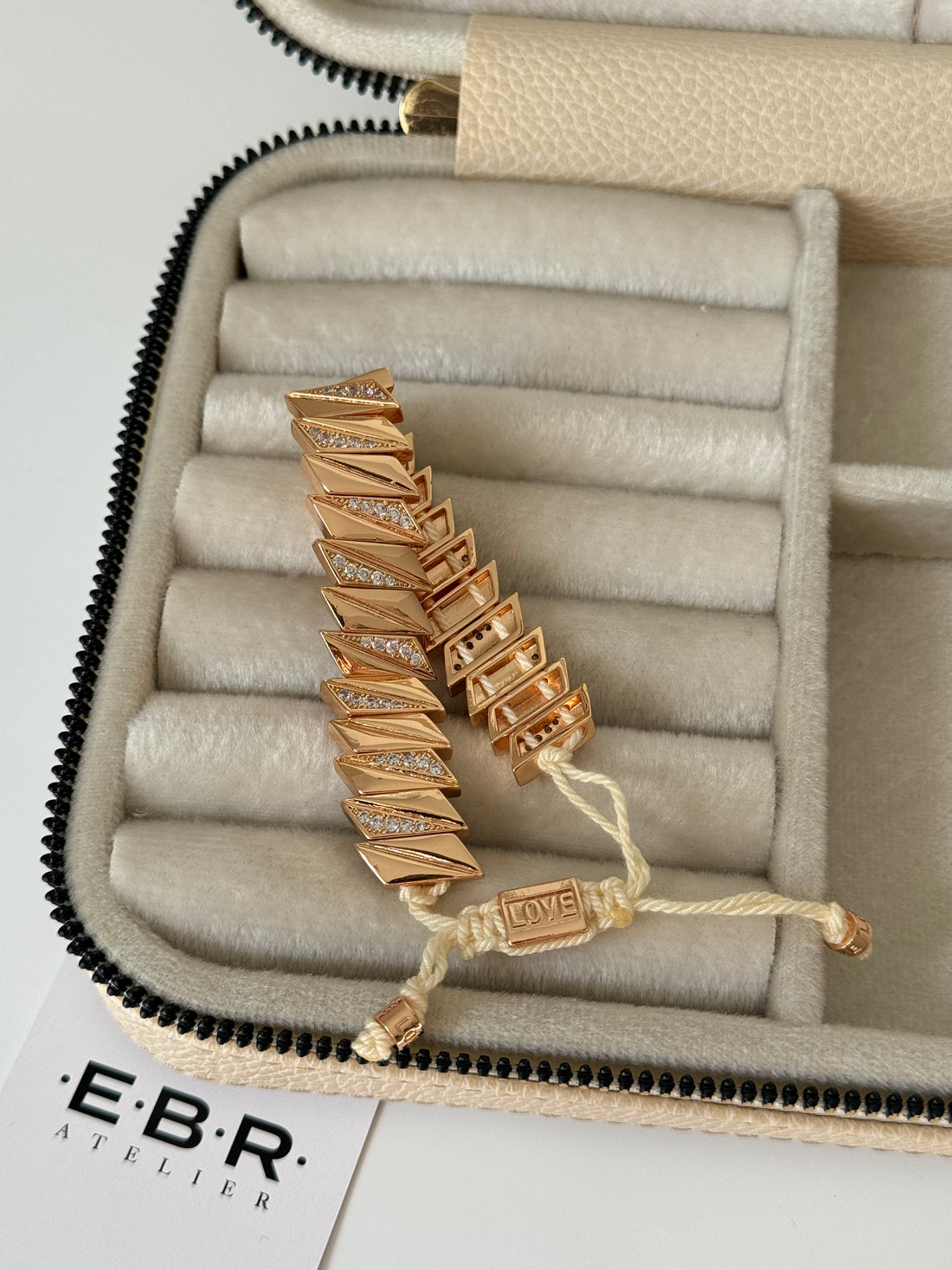 İTHAL ZİKZAK DETAYLI TAŞLI GOLD BEYAZ İPLİ BİLEKLİK