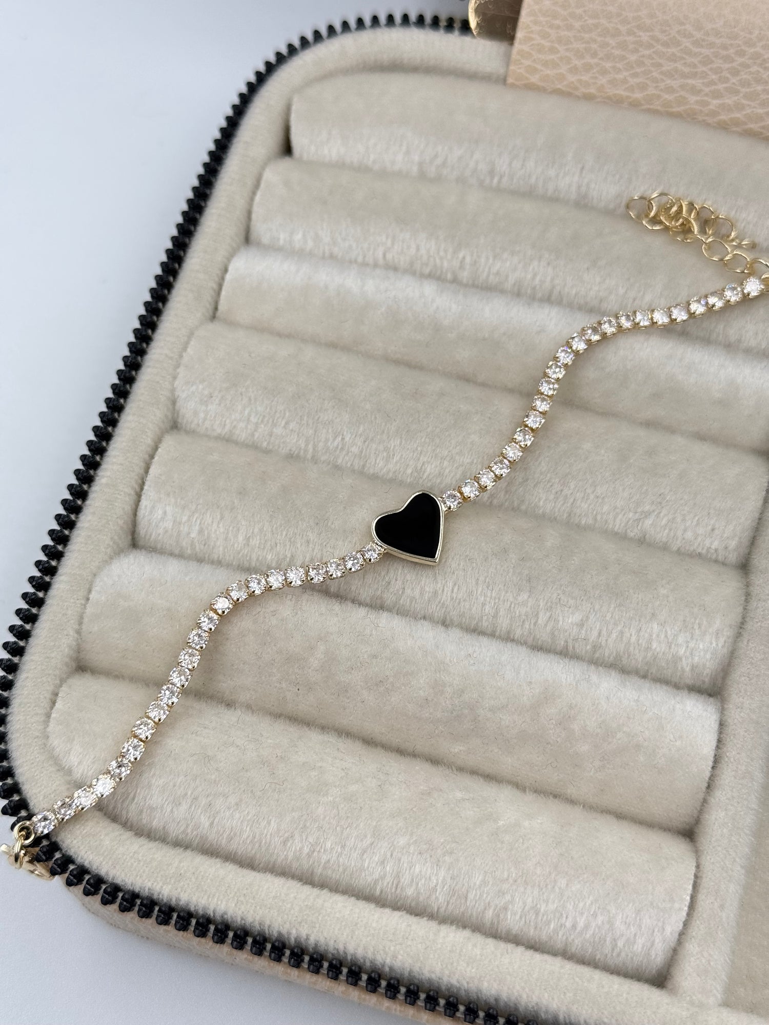 İTHAL KALP DETAYLI ZİRKON TAŞLI BİLEKLİK