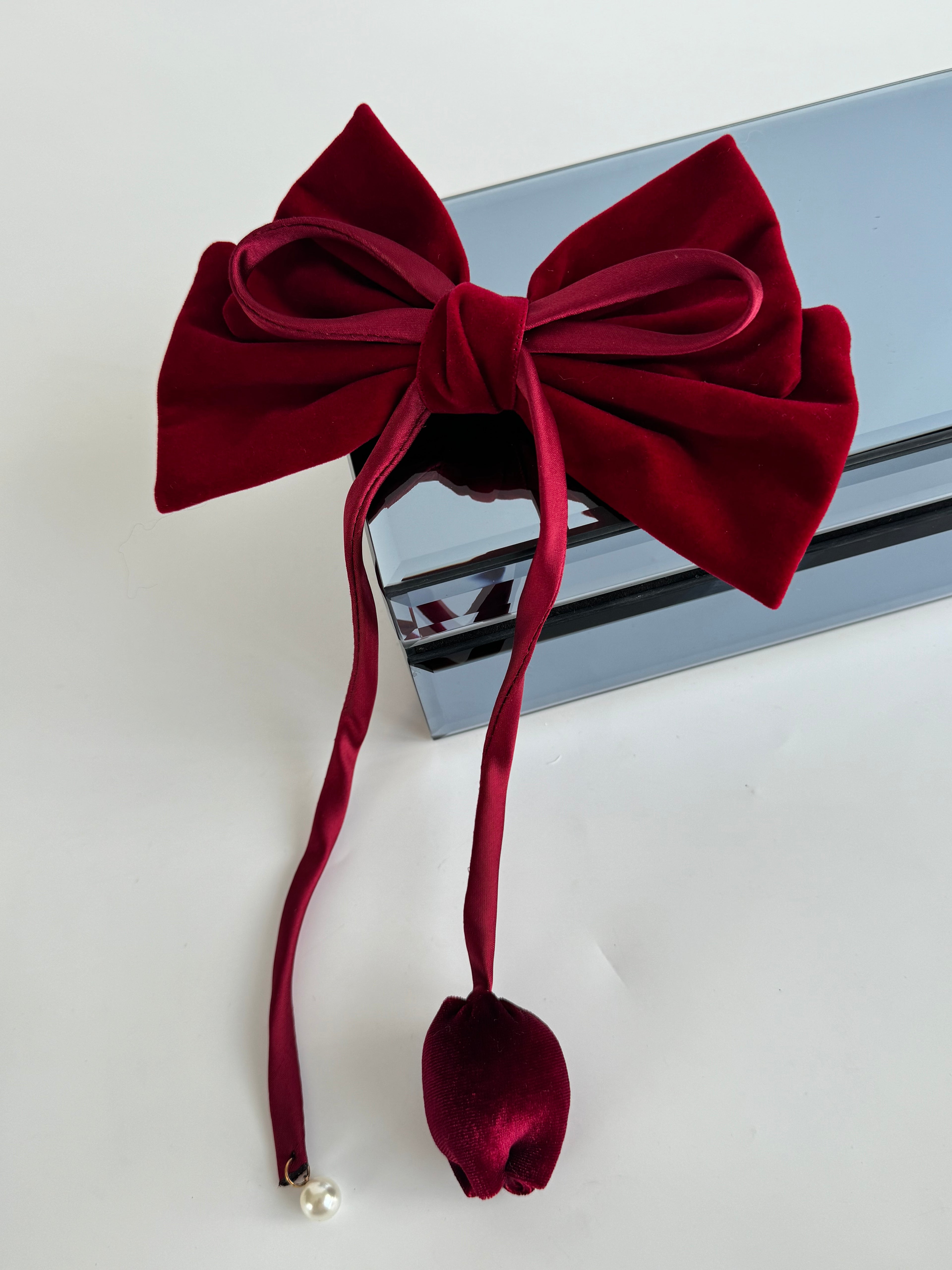 İTHAL TOMURCUK GÜL DETAYLI KIRMIZI FİYONKLU TOKA