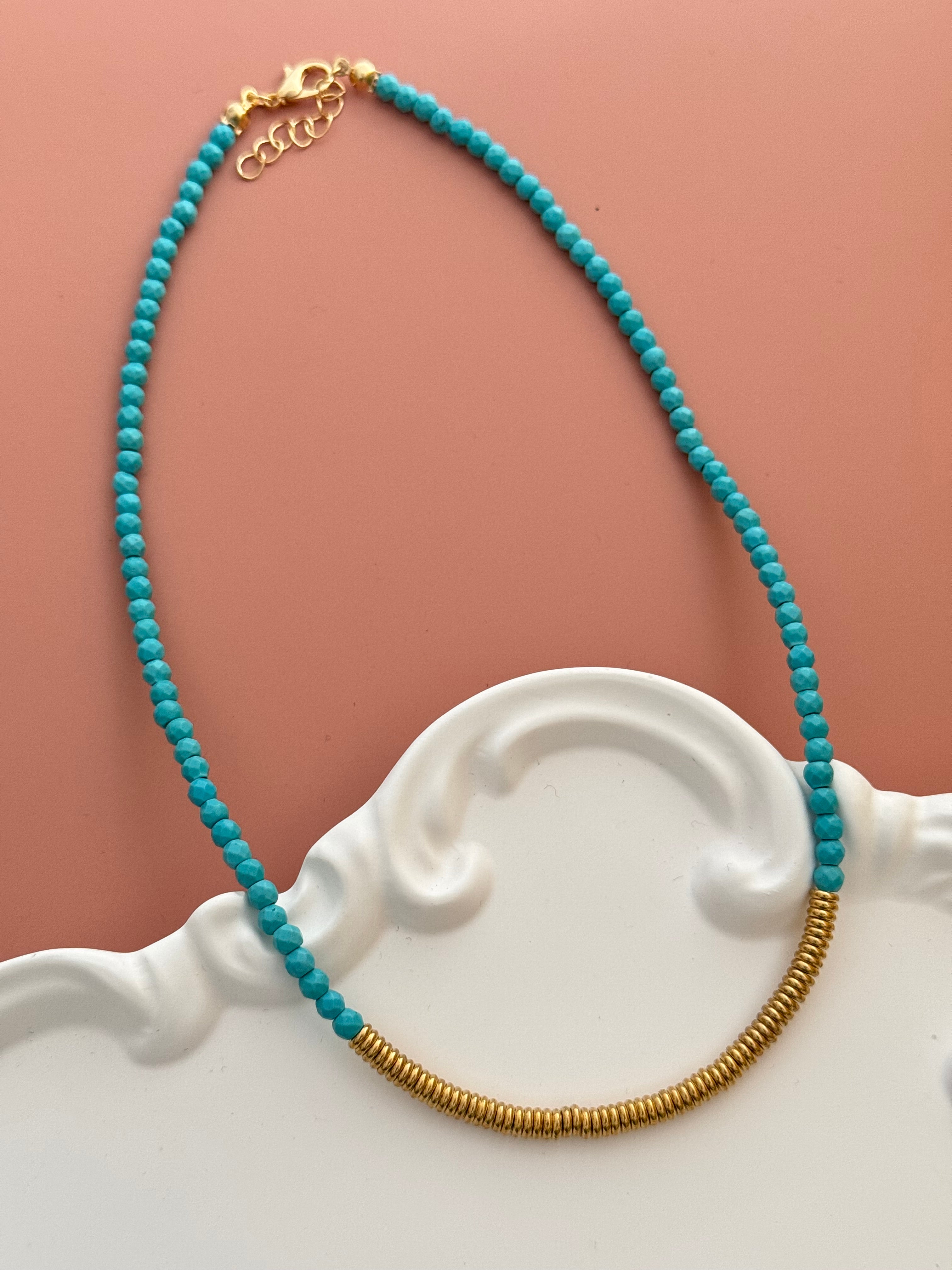 NUA MAVİ DOĞAL TAŞLI ALTIN KAPLAMA DETAYLI KOLYE