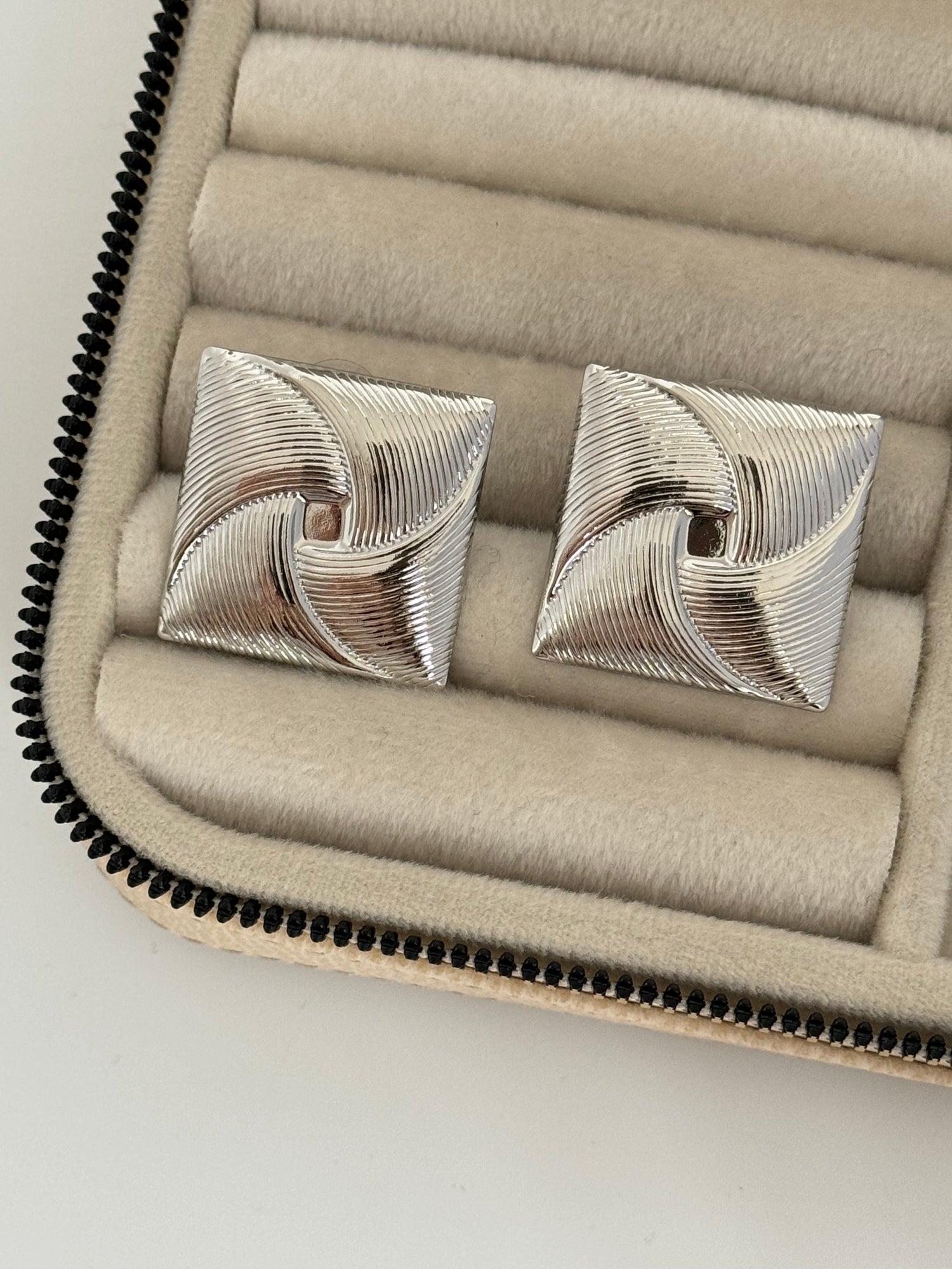 İTHAL KARE DETAYLI SİLVER KÜPE