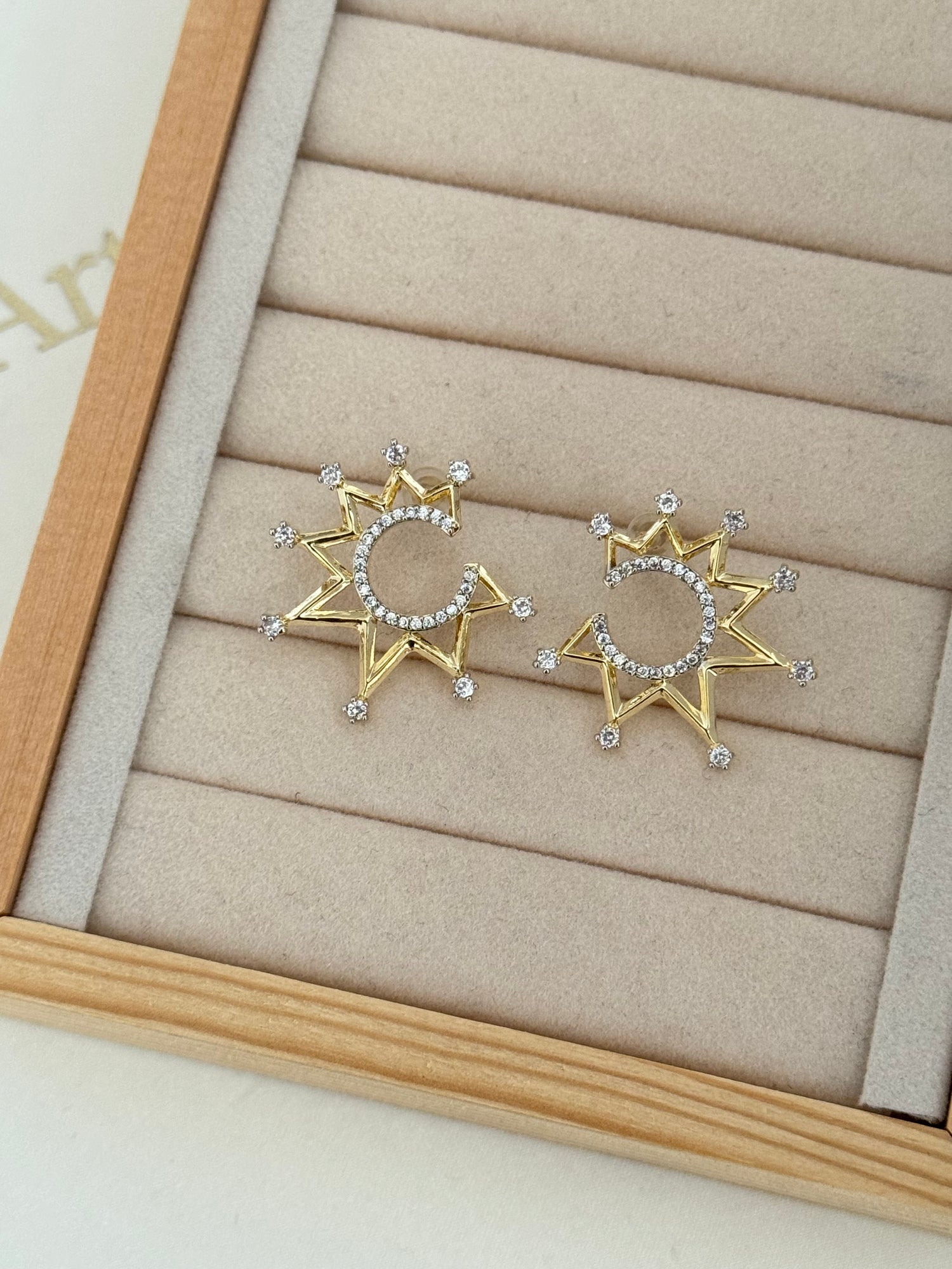 ELİRA TAŞLI HALKA DETAYLI GOLD KÜPE