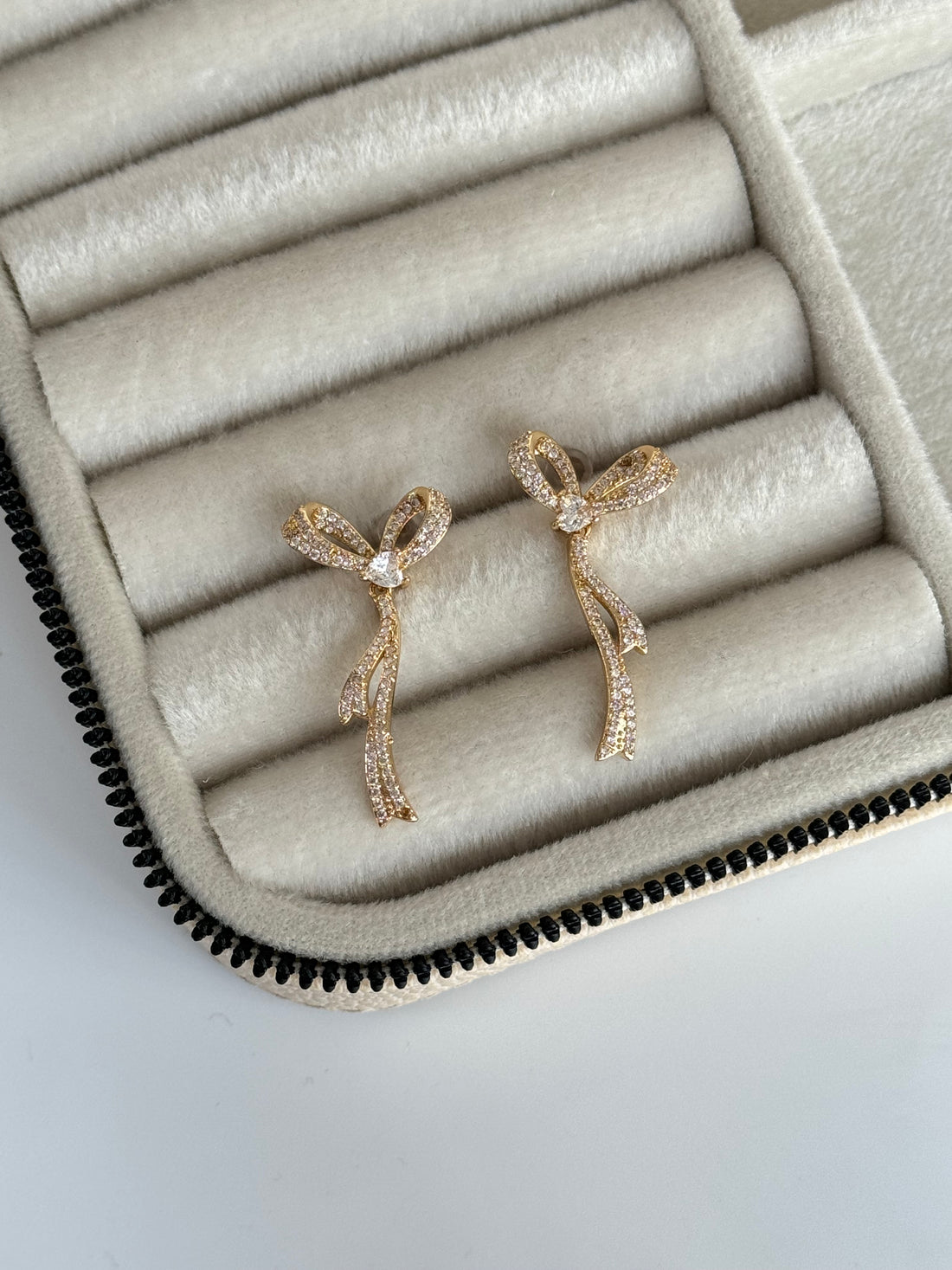 İTHAL TAŞLI FİYONK DETAYLI GOLD KÜPE