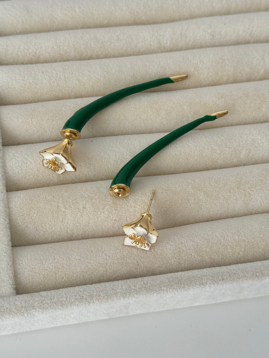 İTHAL YEŞİL MİNELİ ÇİÇEK DETAYLI  MARKA MODEL GOLD KÜPE