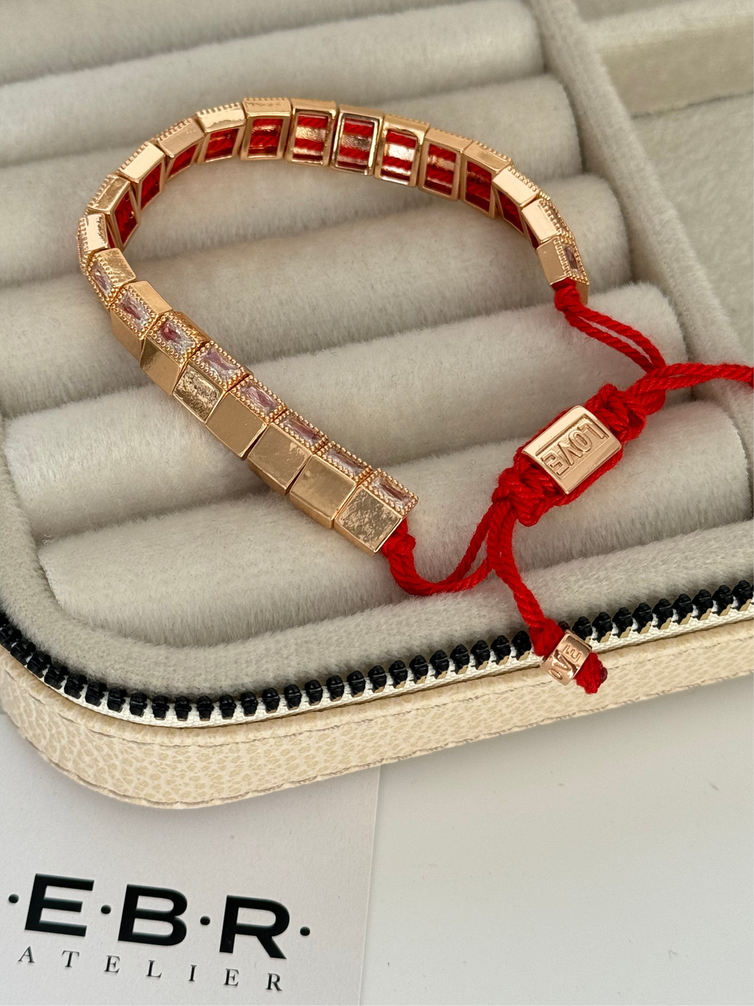 İTHAL TAŞ DETAYLI GOLD KIRMIZI İPLİ BİLEKLİK