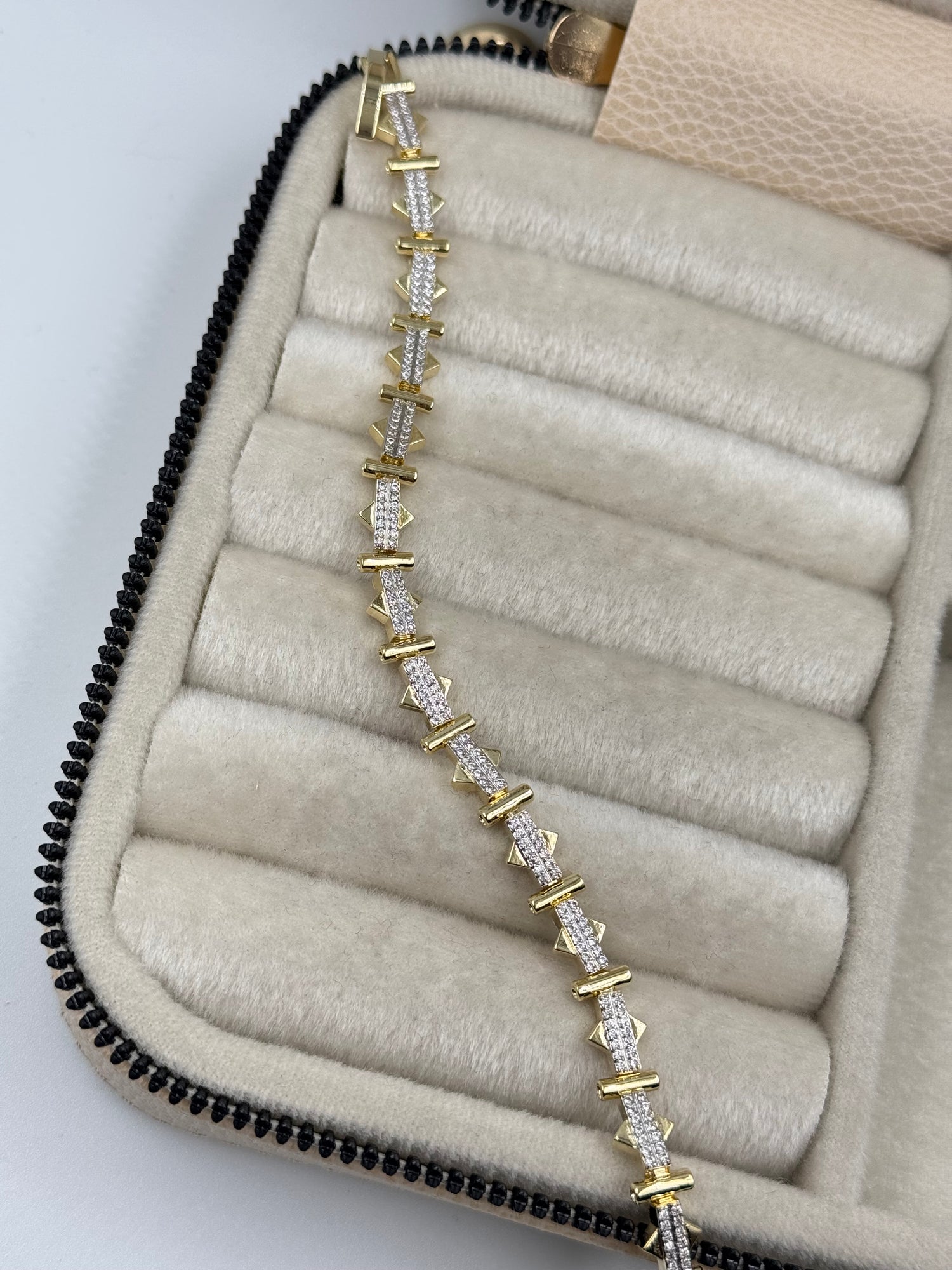 İTHAL ÜÇGEN DETAYLI GOLD BİLEKLİK