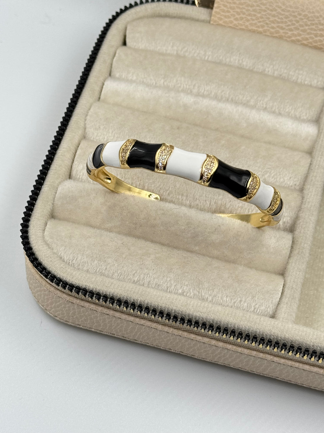 İTHAL SİYAH BEYAZ MİNELİ RENKLİ TAŞ DETAYLI GOLD KELEPÇE BİLEZİK