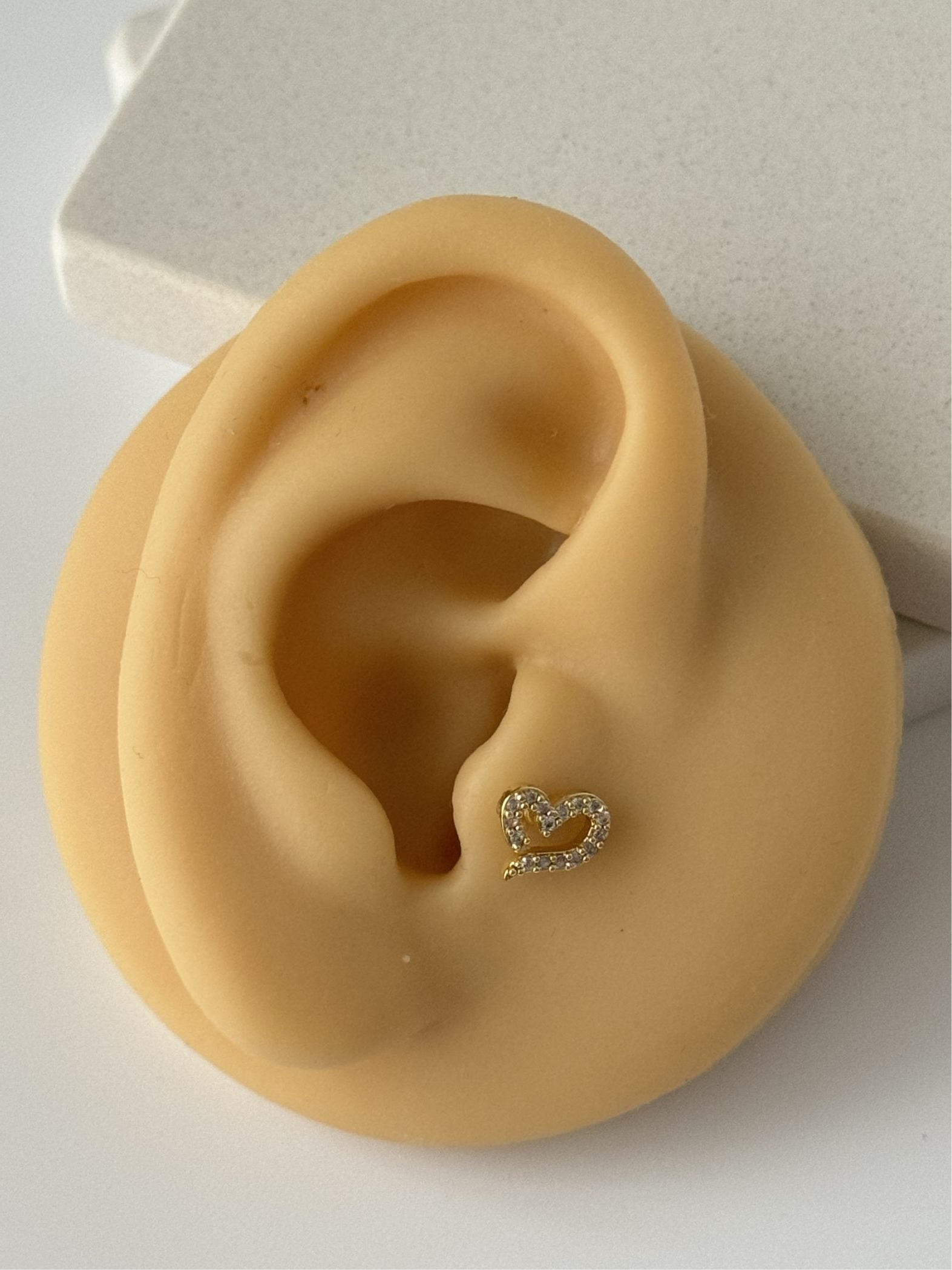 KALP TRAGUS PİERCİNG