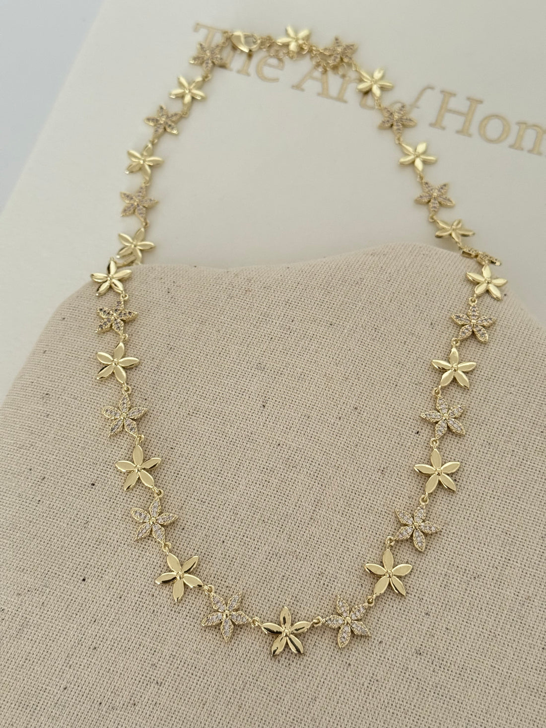 CLEMENCE ÇİÇEK DETAYLI GOLD KOLYE