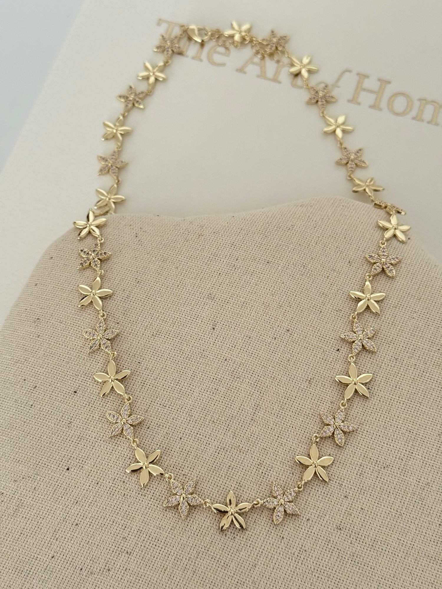 CLEMENCE ÇİÇEK DETAYLI GOLD KOLYE