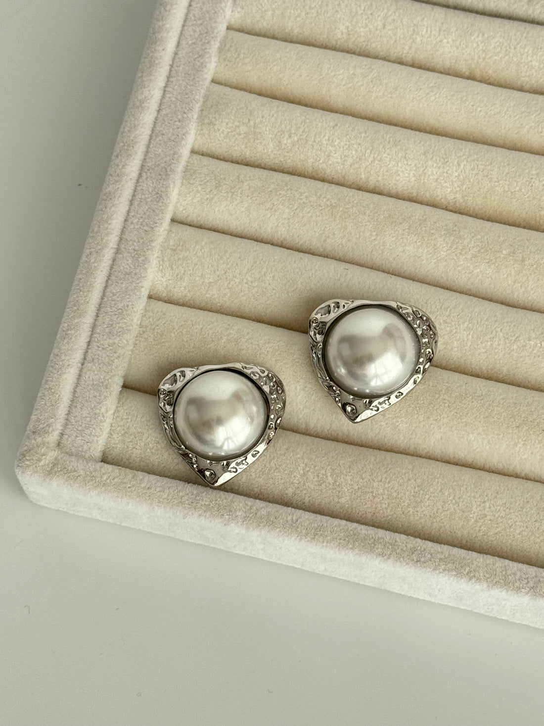 İTHAL İNCİ DETAYLI KALP MODEL SİLVER KÜPE