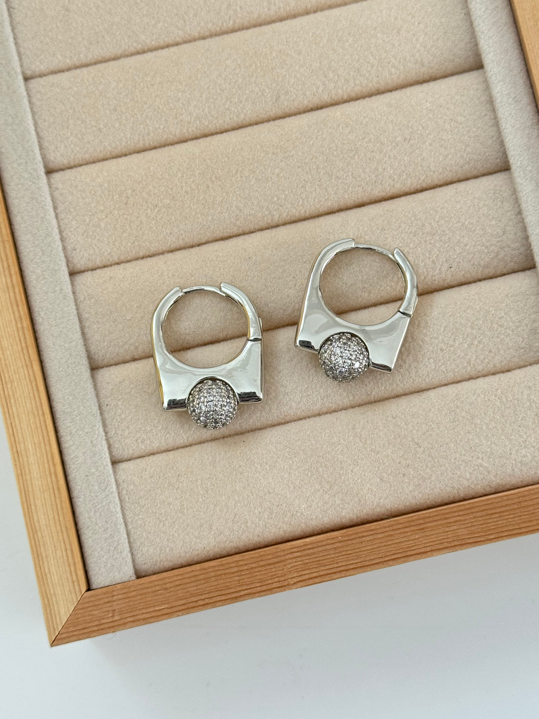 ZUNE TAŞLI TOPÇUK DETAYLI SİLVER HALKA KÜPE