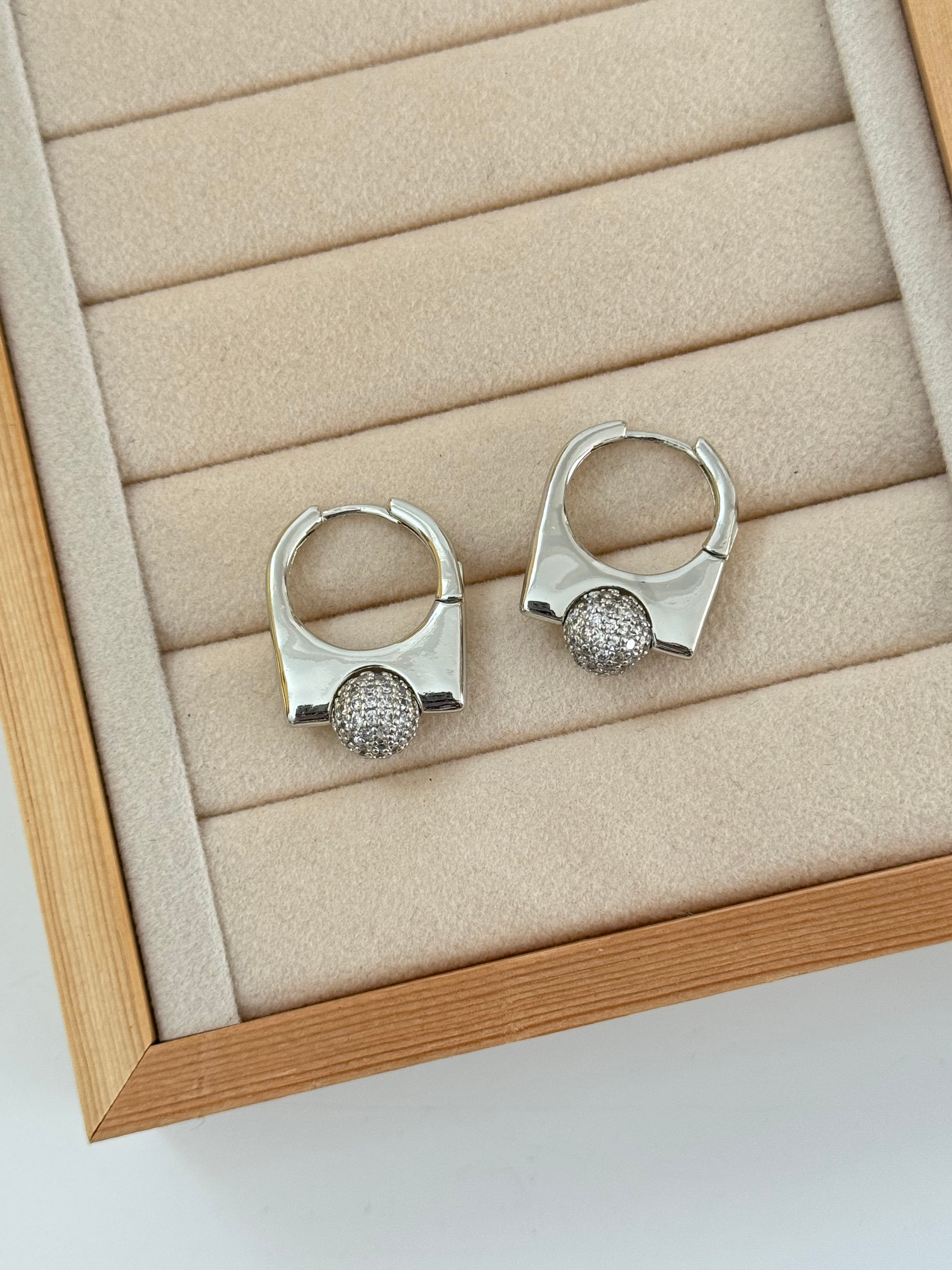 ZUNE TAŞLI TOPÇUK DETAYLI SİLVER HALKA KÜPE