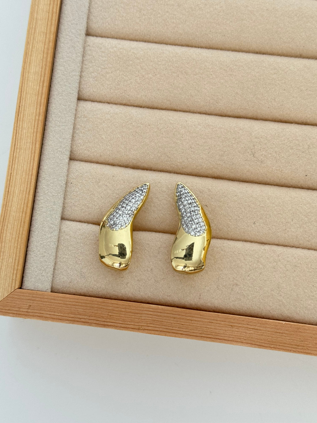 AUREZA TAŞ DETAYLI GOLD KÜPE